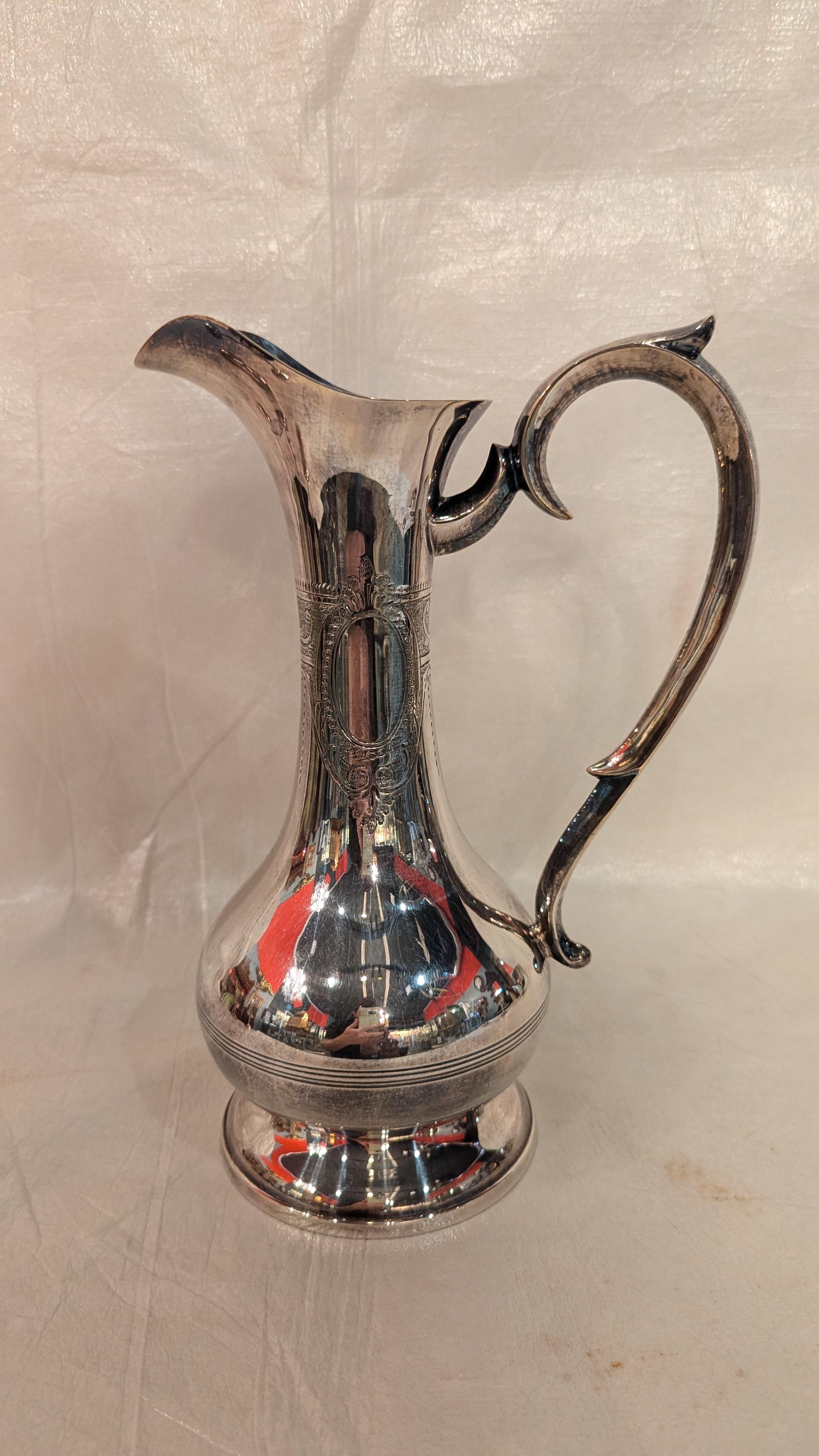 Weinkaraffe mit Stiel und Tablett aus Silberblech (Indisch) im Angebot