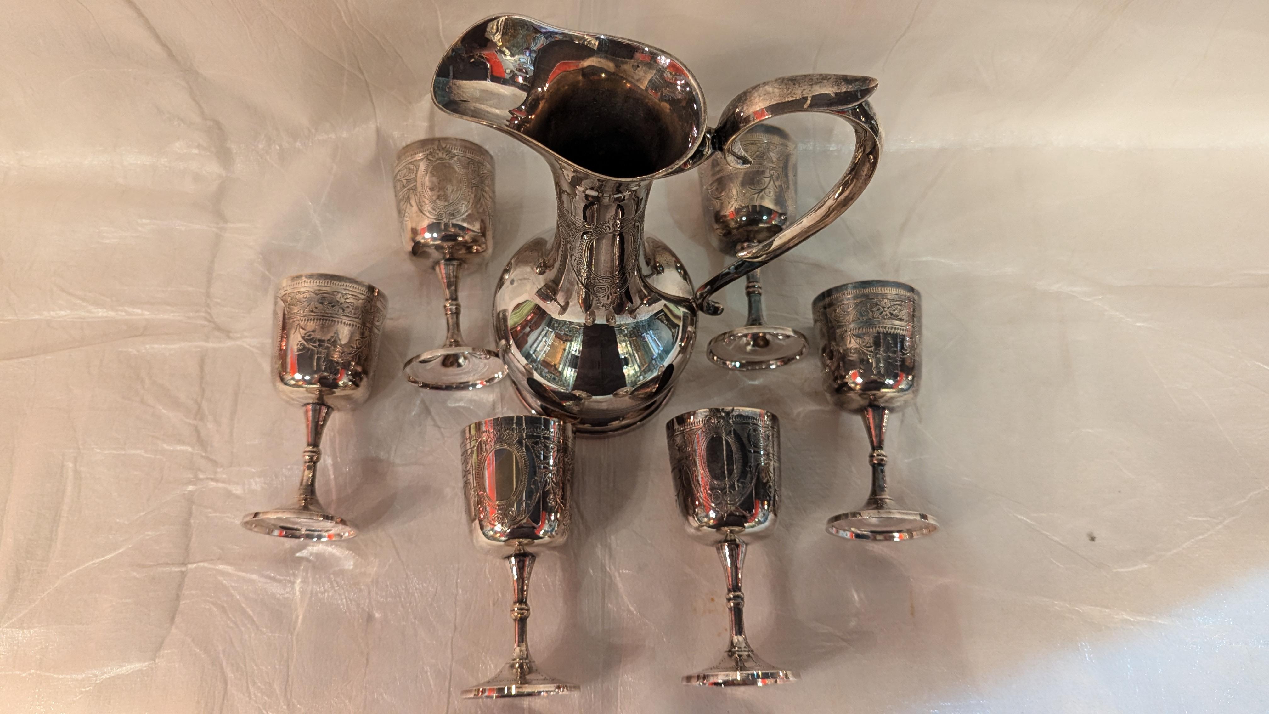 Weinkaraffe mit Stiel und Tablett aus Silberblech im Zustand „Gut“ im Angebot in Pueblo, CO