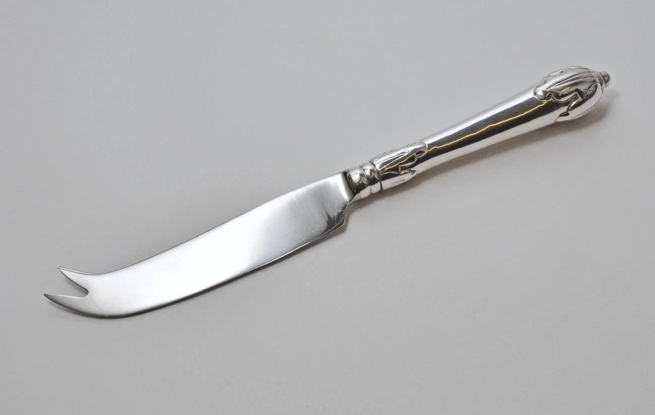 The silver plated knife has a decorative handle and is stamped with the insignia for The Source Perrier Collection.
The knife will add to the table setting while serving appetizers, cold cuts or cocktail hors d'oeuvres..
Serving pieces
