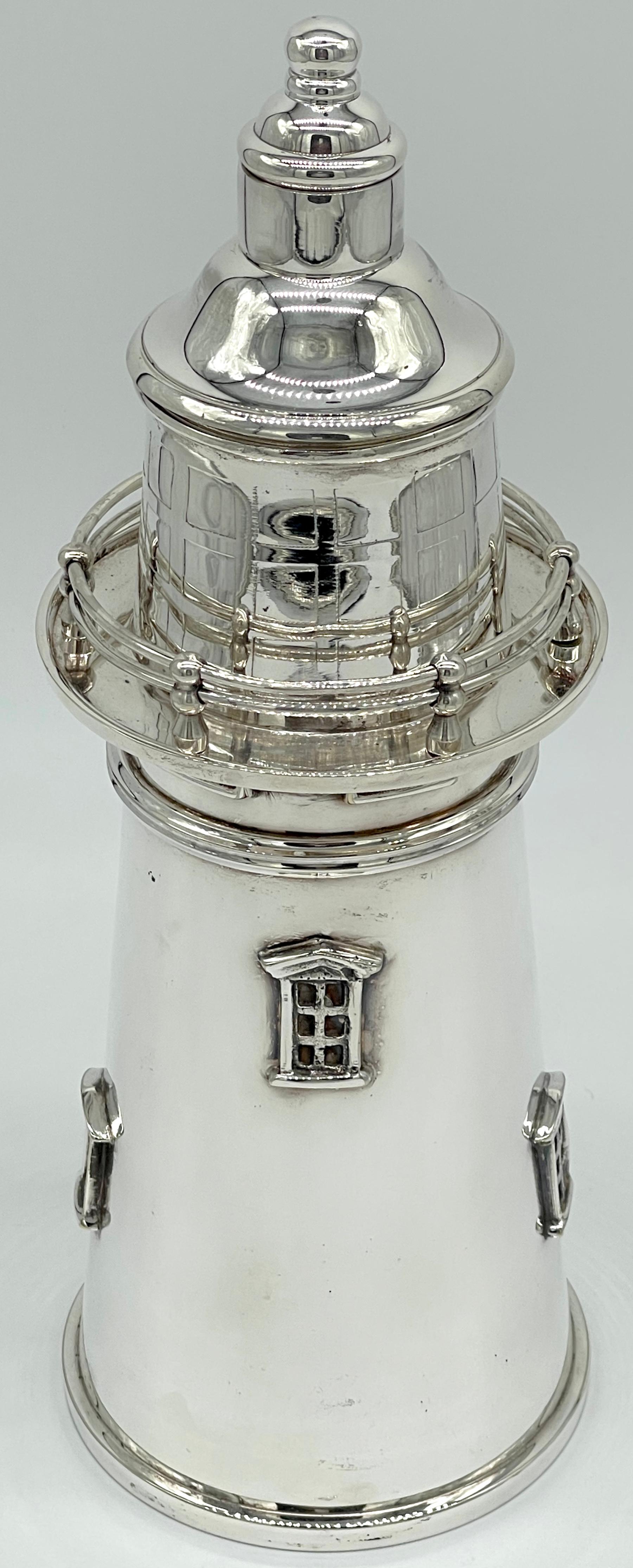 Versilberter Cocktail Shaker in Form eines Leuchtturms im Stil von James Deakin & Sons
England, 20. Jahrhundert 

Ein prächtiger versilberter Cocktail-Shaker in Form eines Leuchtturms, hergestellt im ikonischen Stil von James Deakin & Sons aus dem