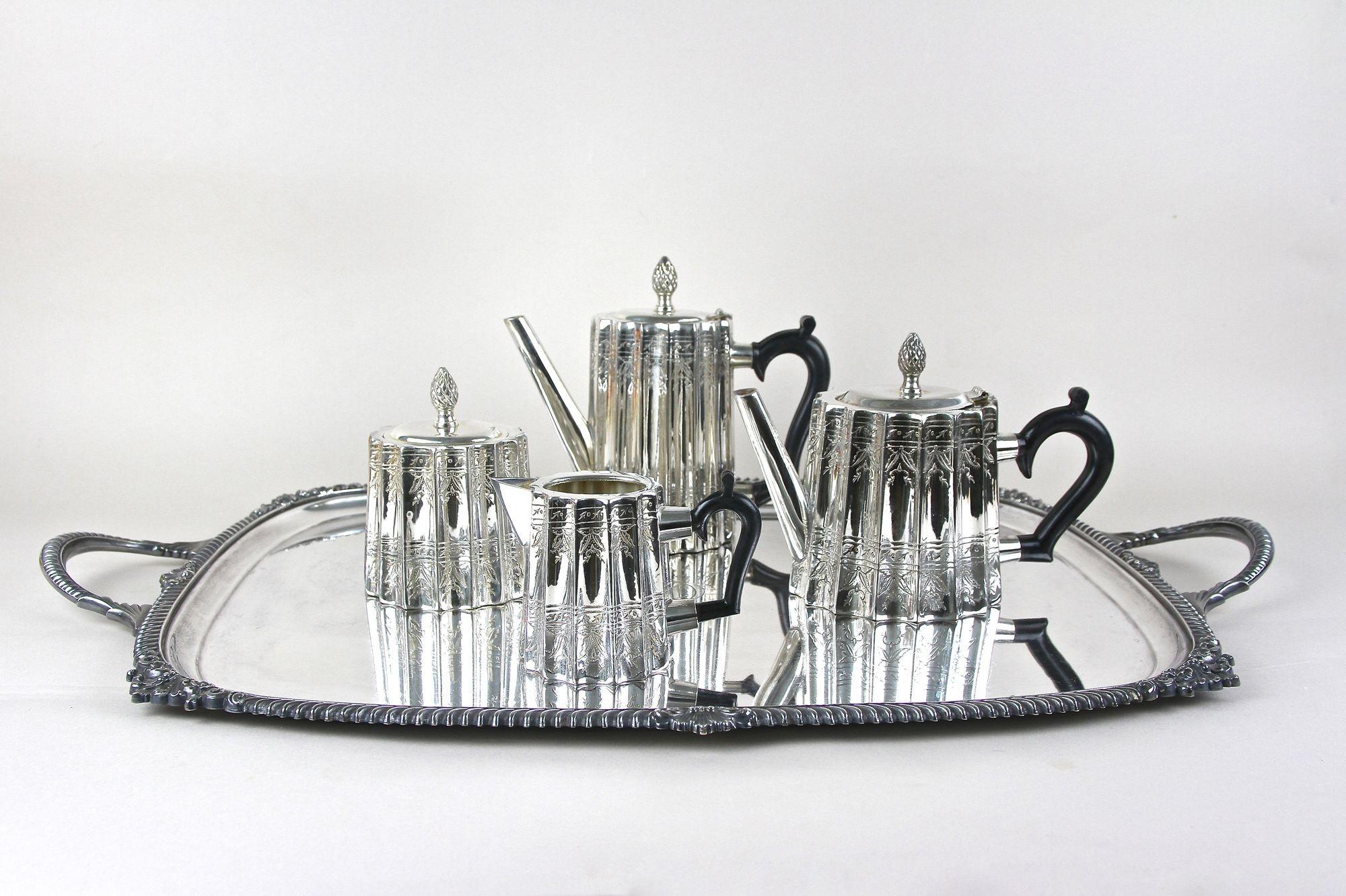 Eccezionale set da caffè/tè argentato del XX secolo di Edward Sheffield Collection che include un eccezionale vassoio argentato lavorato di Harrods. Questo bellissimo set da caffè e tè d'epoca è composto da una caffettiera grande, una teiera, una