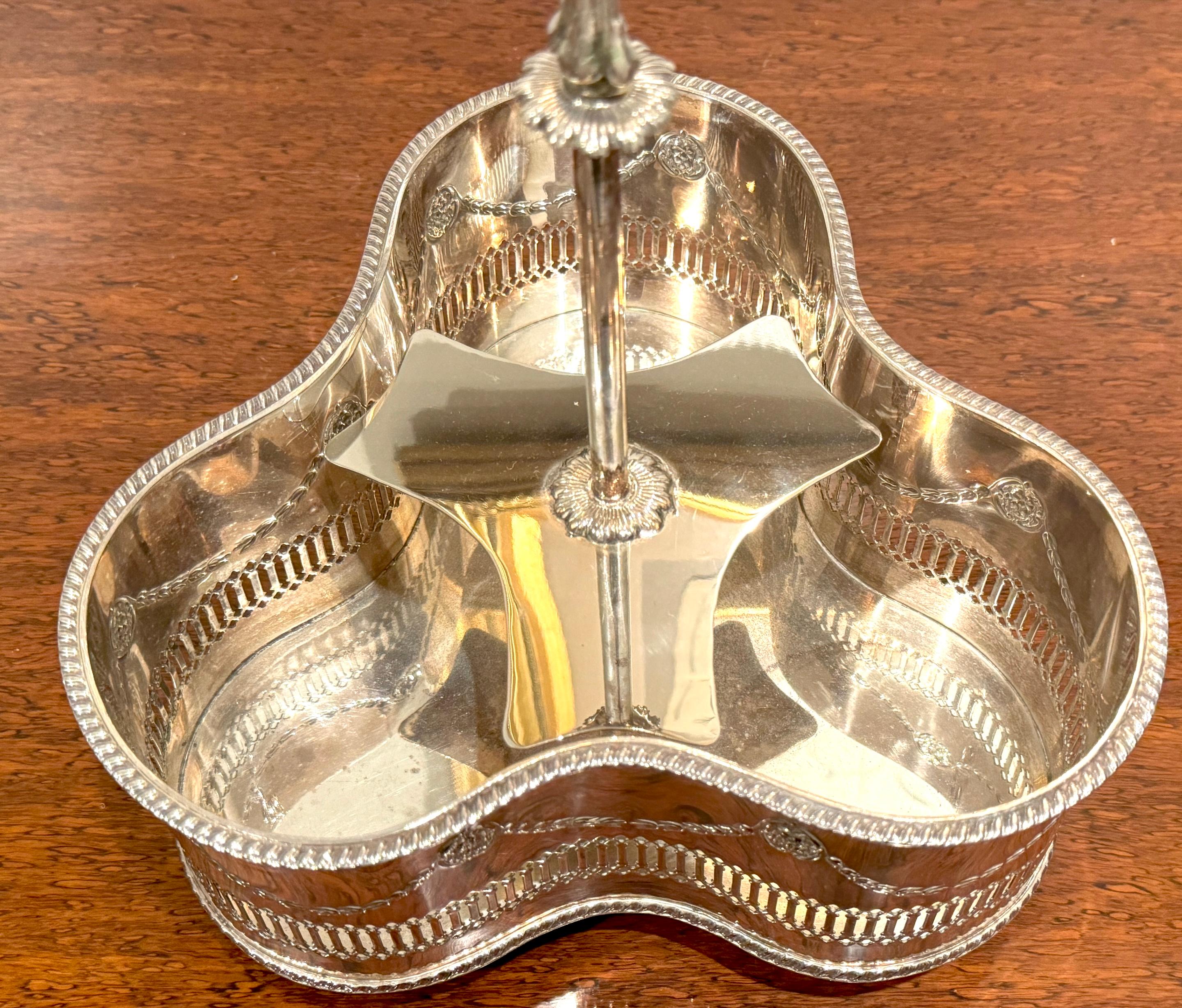 Tantale en argent, John Sherwood & Sons, 3 carafes optiques en verre taillé, 1900 en vente 4