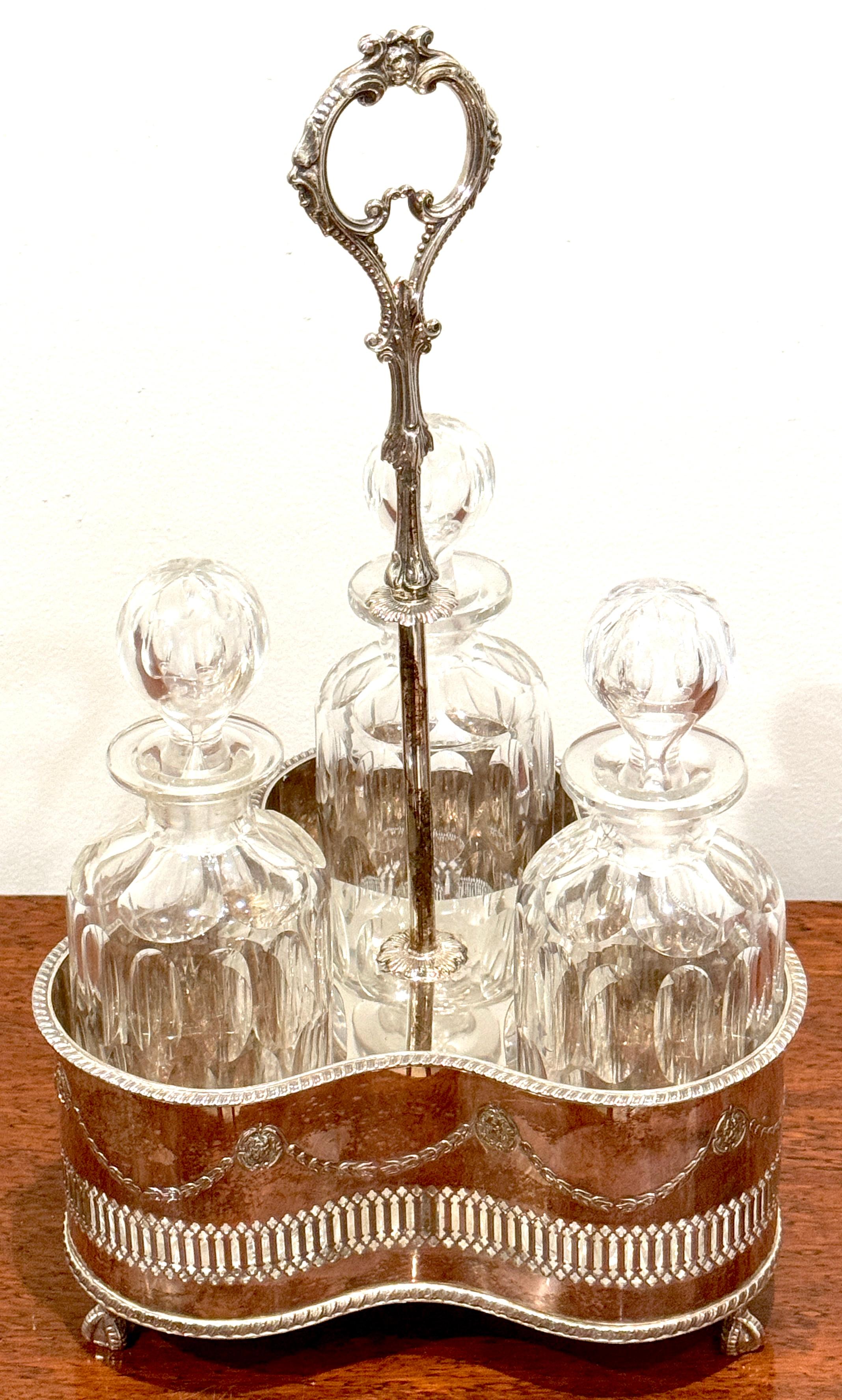 Tantale victorien en métal argenté de John Sherwood & Sons avec trois carafes en verre taillé, Angleterre, vers 1890
Dimensions : 18