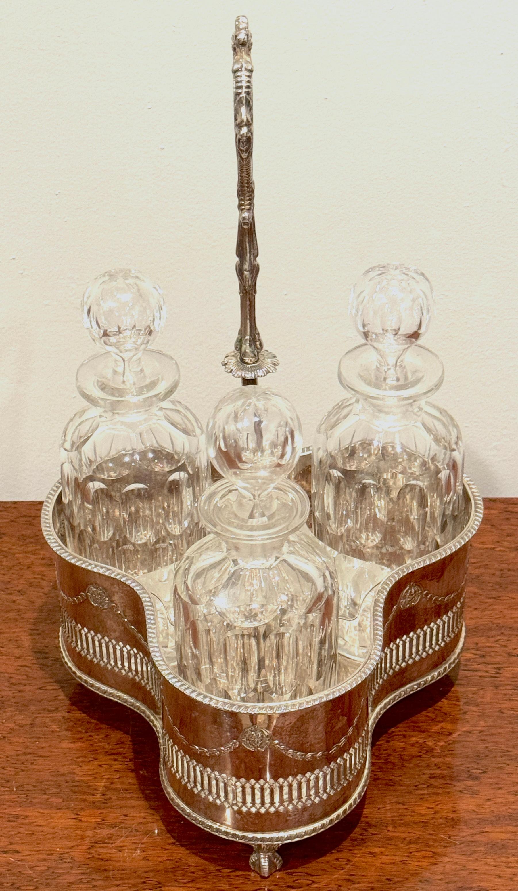 Édouardien Tantale en argent, John Sherwood & Sons, 3 carafes optiques en verre taillé, 1900 en vente