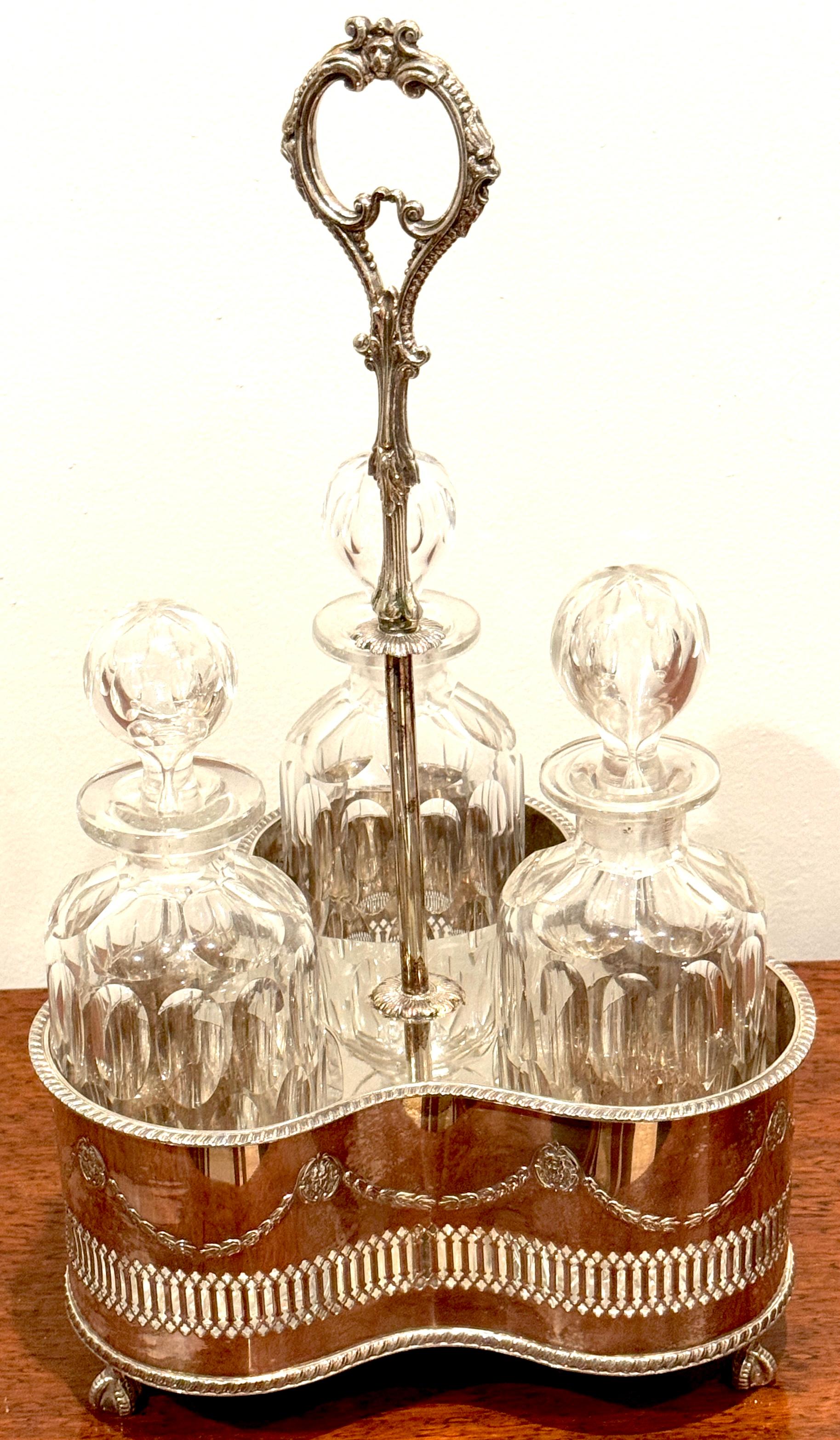 Gravé Tantale en argent, John Sherwood & Sons, 3 carafes optiques en verre taillé, 1900 en vente