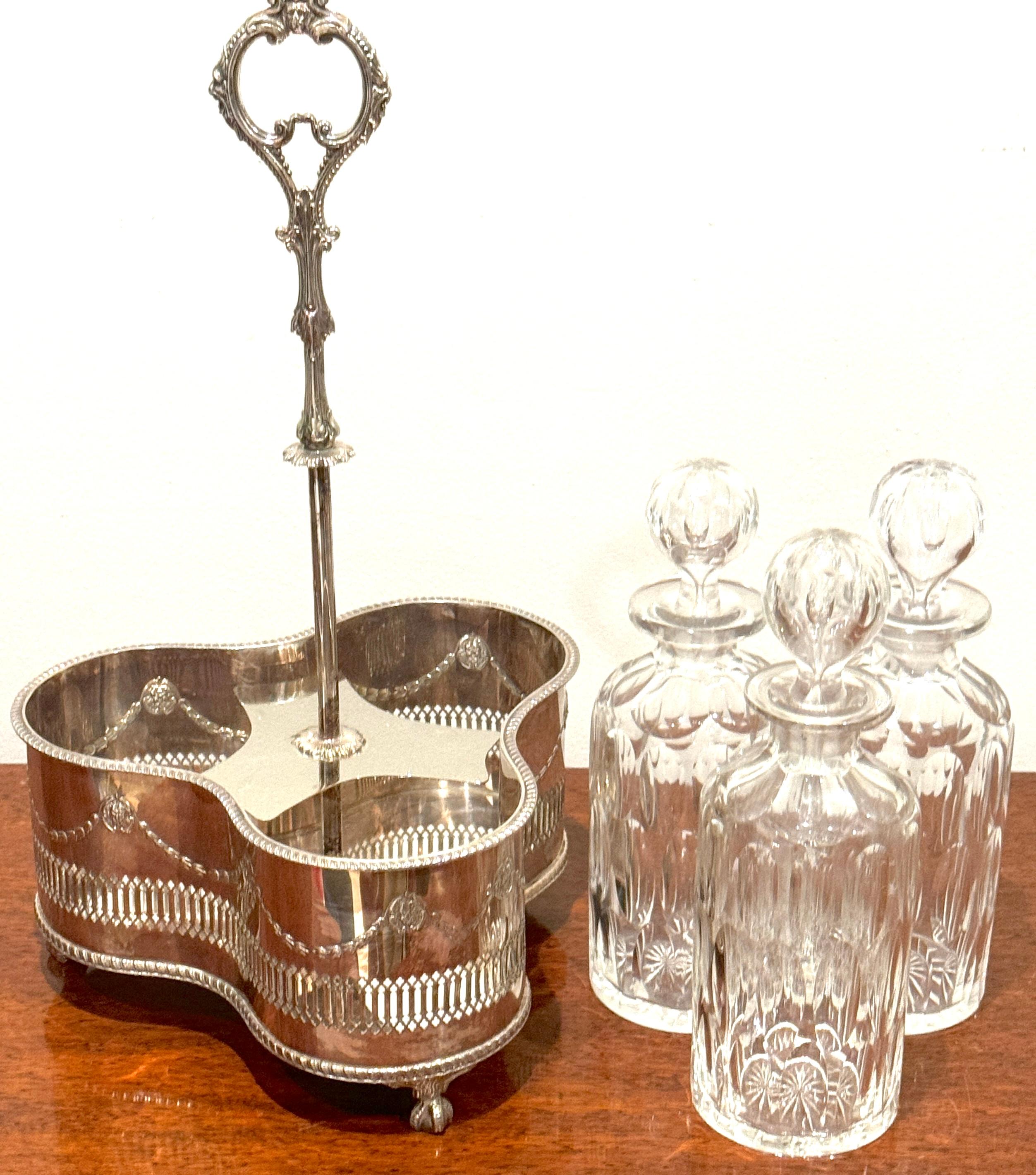 Plaqué argent Tantale en argent, John Sherwood & Sons, 3 carafes optiques en verre taillé, 1900 en vente