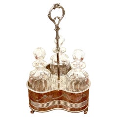 Tantale en argent, John Sherwood & Sons, 3 carafes optiques en verre taillé, 1900