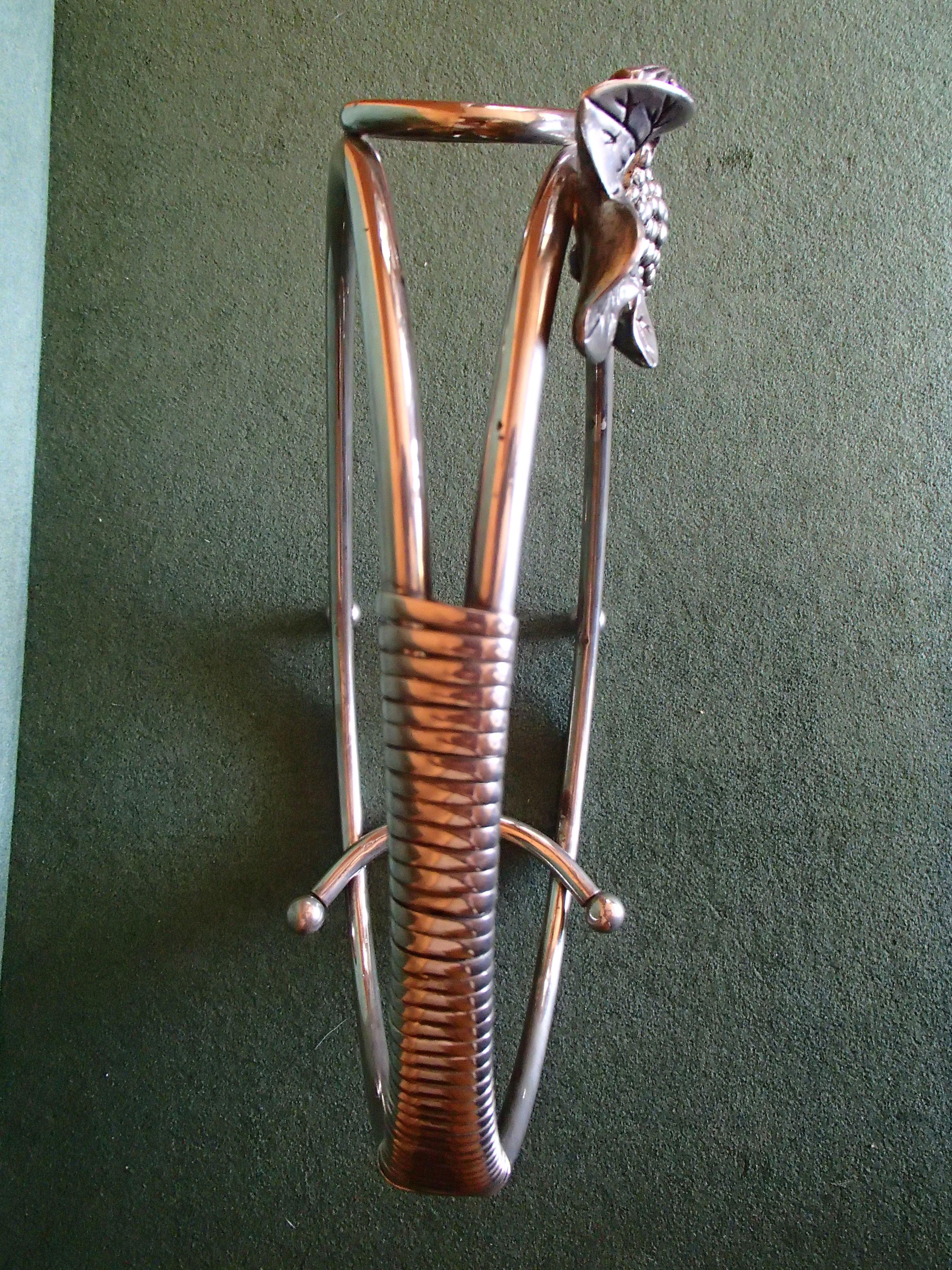 Silver Plated Wine Bottle Holder with Grape In Good Condition For Sale In Schöfflisdorf, CH