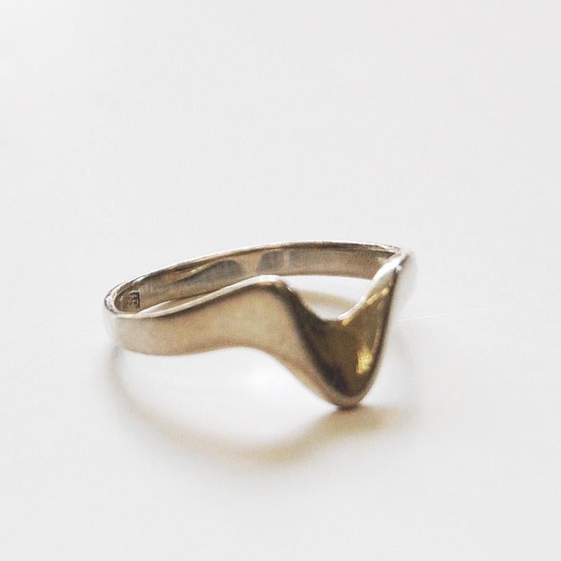 A beautiful and classic silverring with a shape as a hook. Perfect for any occasion. Marked with silverstamp 925. Scandinavian design.
Size: Inner diameter is 17 mm. Thickness of band 2 mm. Natural patina. 
Good vintage condition.