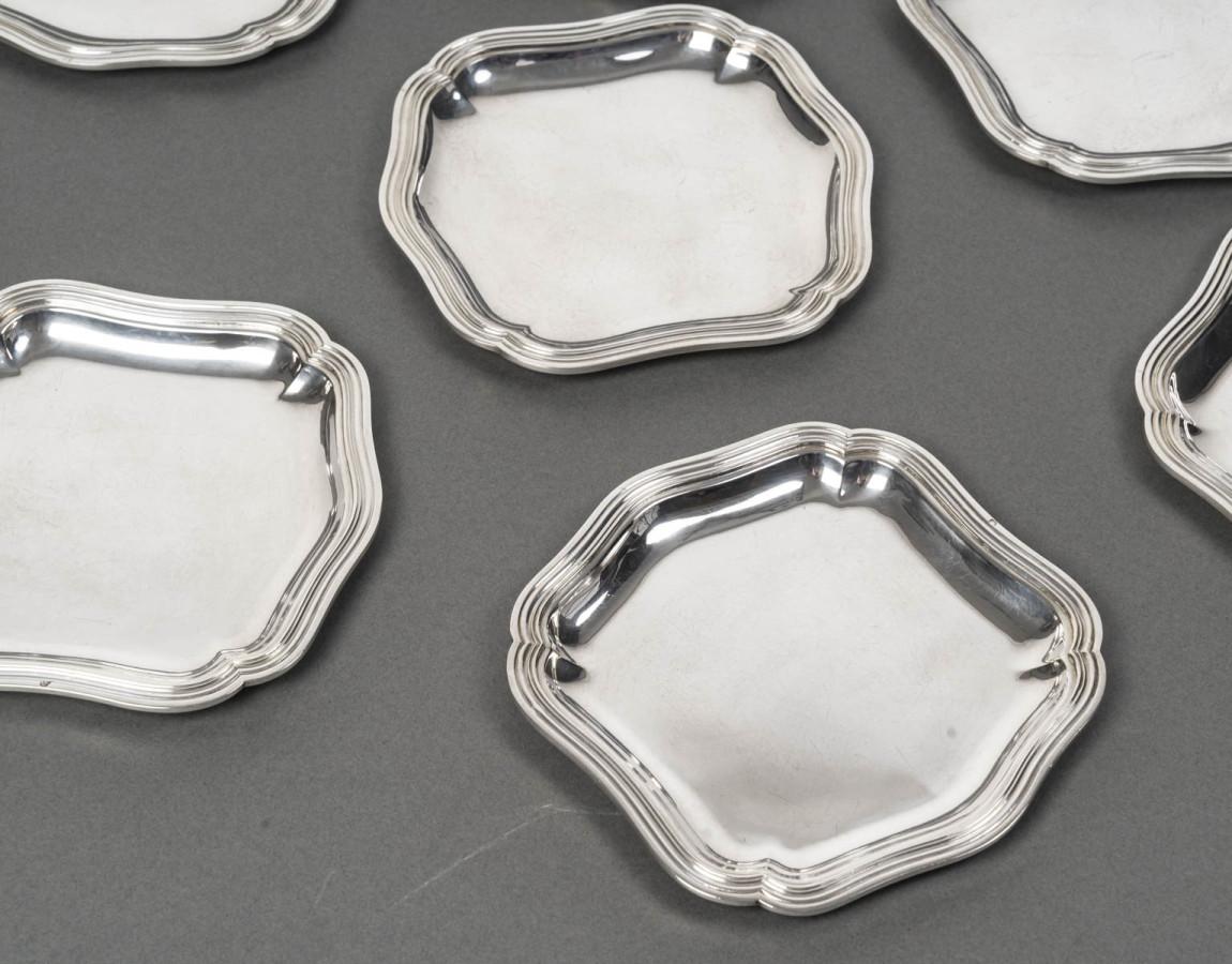 Set of twelve solid silver platters in the LOUIS XV style, with a scalloped shape and bordered with fillets.


Very good condition, minor scratches from use.


 

Dimensions: 15 cm x 14.5 cm - Height 1 cm


Material: Silver 1st grade