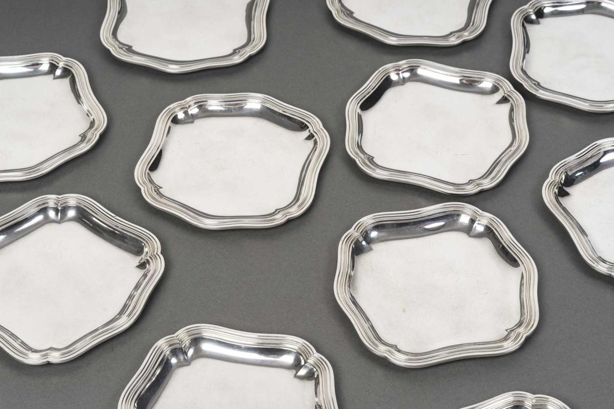 Silversmith Bloch Eschwege - 12 solid silver platters - Louis XV style In Excellent Condition For Sale In SAINT-OUEN-SUR-SEINE, FR