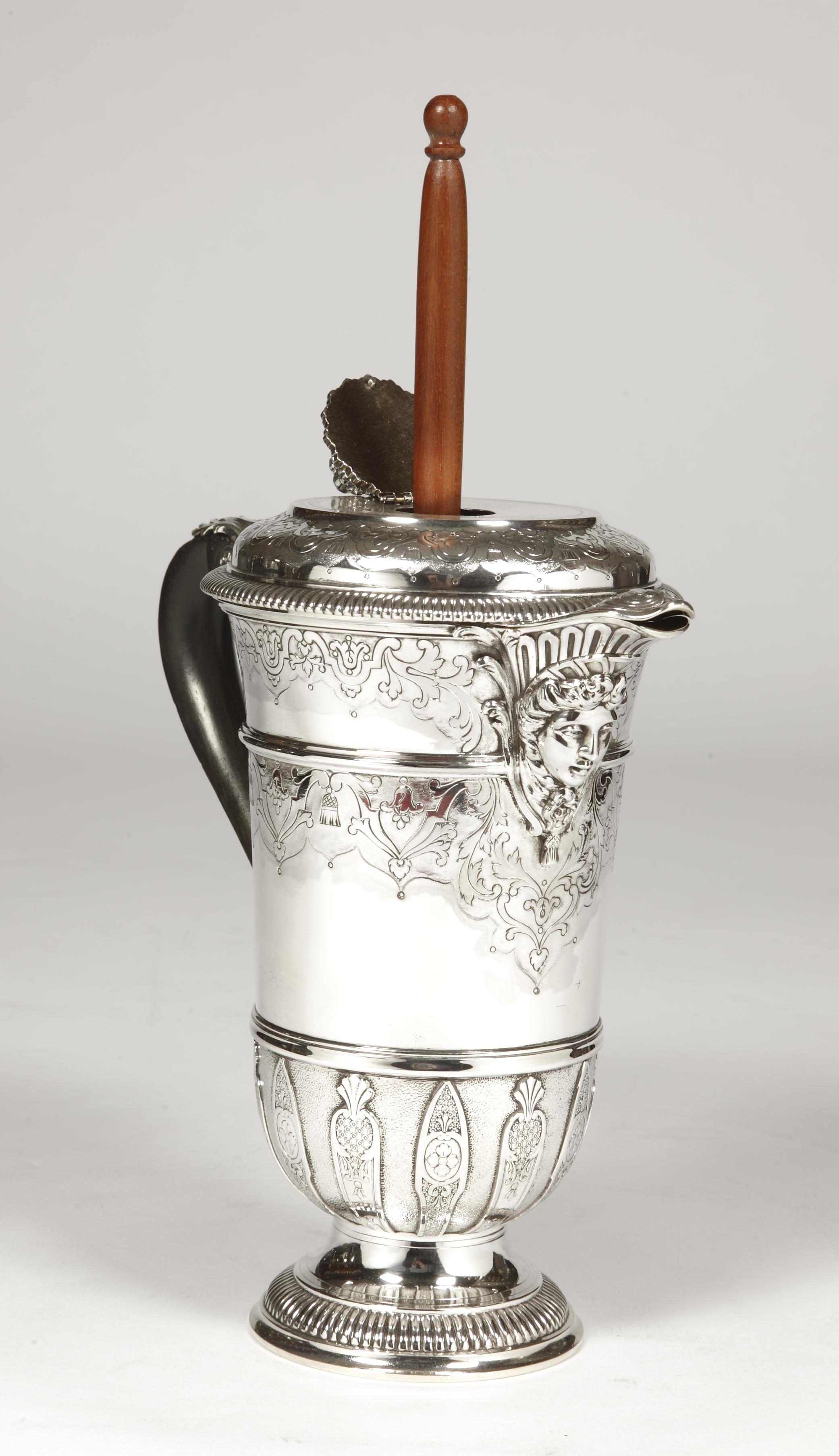 CARDEILHAC ORFEVRE - CHOCOLATE SILVERSTERLING XIXè
Chocolatier in solid silver and chocolate stick, model pieddouche decor gadroons and appliques on amati background. The body is chiselled with lambrequins and arabesques. The pouring spout is