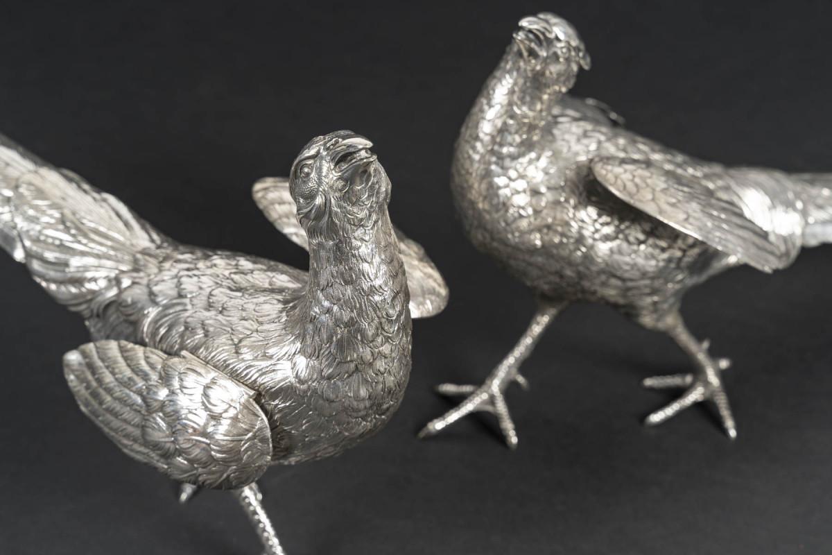 Pair of male and female pheasants in solid silver, entirely chiseled with feathers, and with articulated wings that lift.


During grand hunting dinners, these animals were placed on the table as decoration. Dimensions: Length 40 cm and 39
