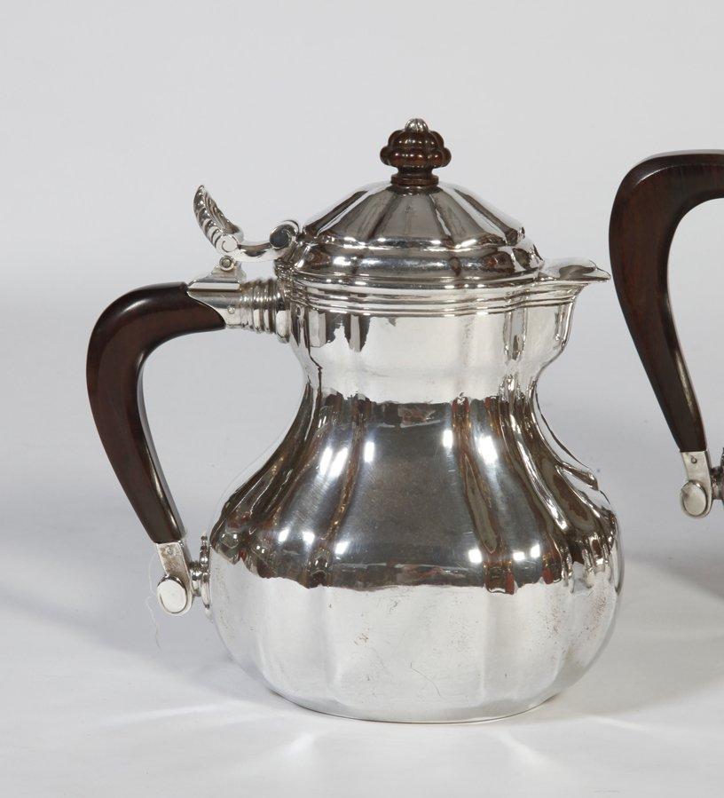 SERVICE THE CAFE 4 PIECES MARTELE in silver 1st grade. Flat-bottomed model, the body is slightly ribbed. The covers of the teapot and the coffee maker are provided with a shell-shaped thumb rest. The handle and the fretelet are in