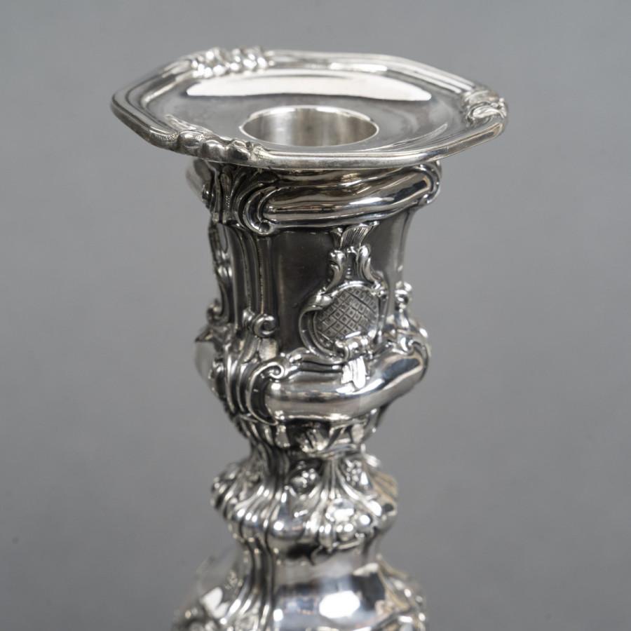 Silberschmied P.F.A. TURQUET - Paar silberne Kerzenleuchter Louis XV - 19. (Französisch) im Angebot