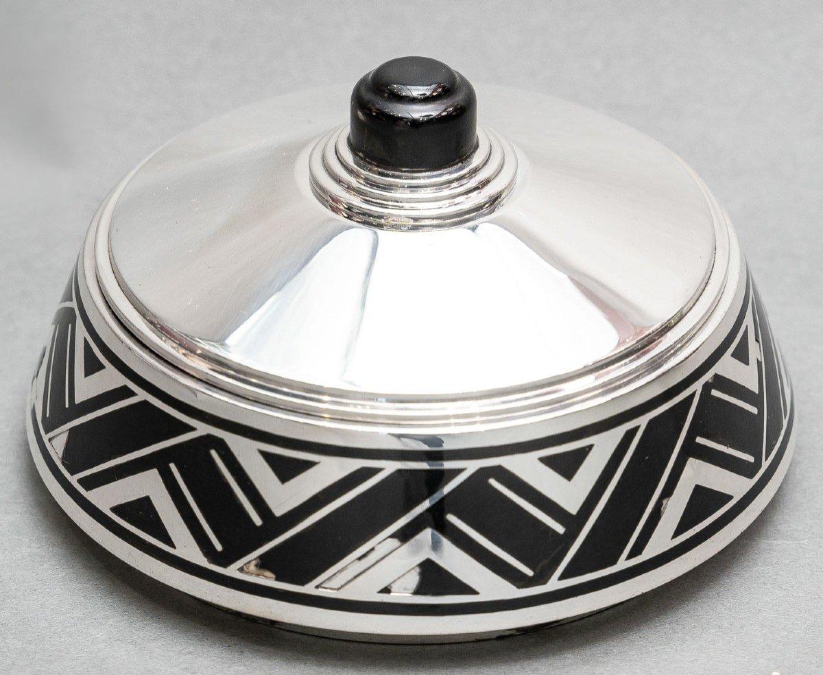 Rare round box covered in silver and black enamel in a stylized ART DECO decor. The interior is vermeil and the lid is surmounted by an ebony grip. (Small gaps in the enamel).

 

Dimensions: diameter 14 cm – height  8 cm approx.

Material: Silver
