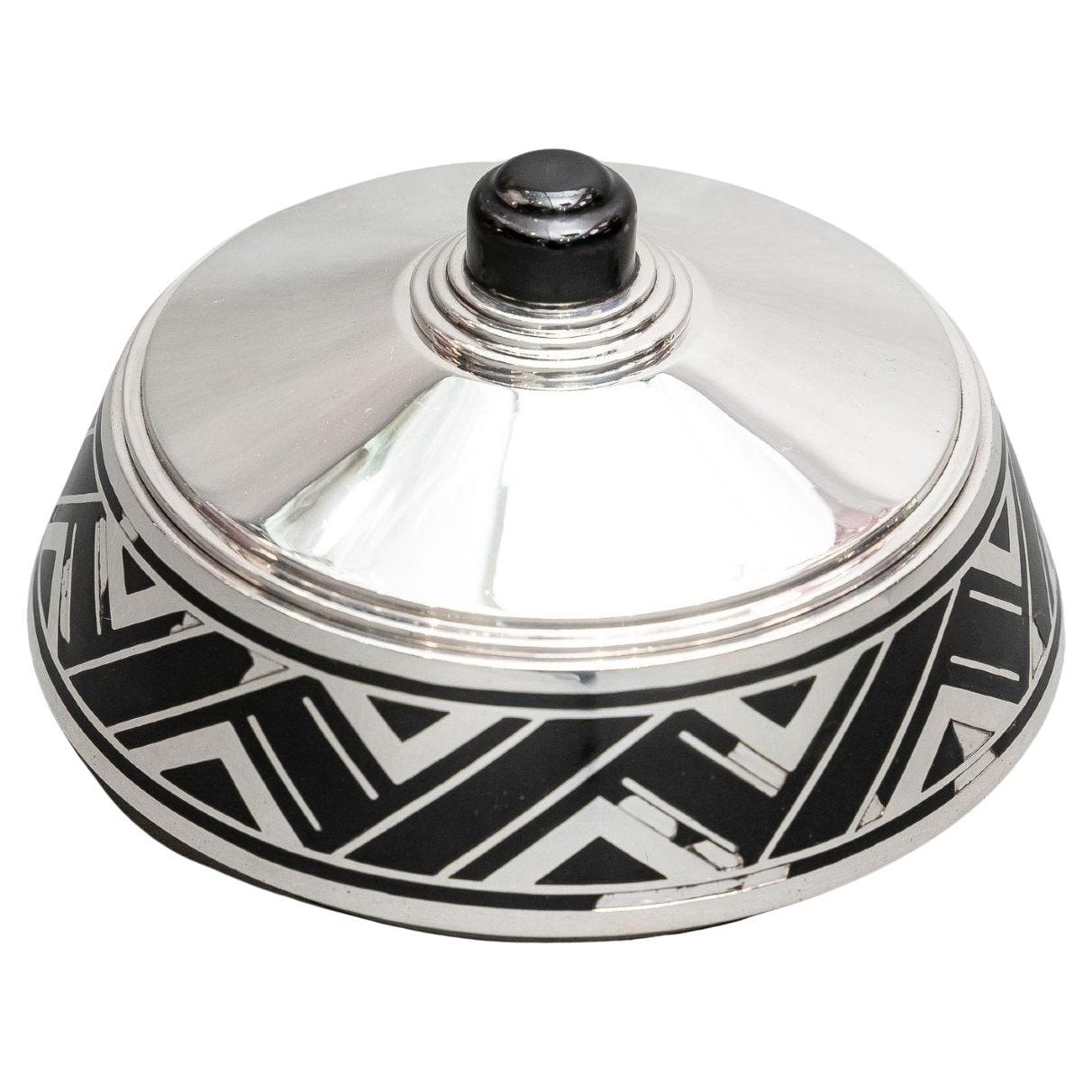 Silversmith r. Linzeler - box in solid silver and black enamel - art deco period For Sale