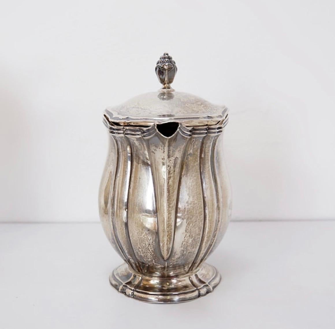 Set da tè e caffè a cinque pezzi Silverware

Usura coerente con l'età e l'uso

Antiquariato - Decorazione - Tavola d'arte
Caffettiera, teiera, zucchero, lattiera, vassoio di servizio.
misure : Vassoio :43,5cmx36cm - Teiera : H. H. 25cm 
Peso lordo: