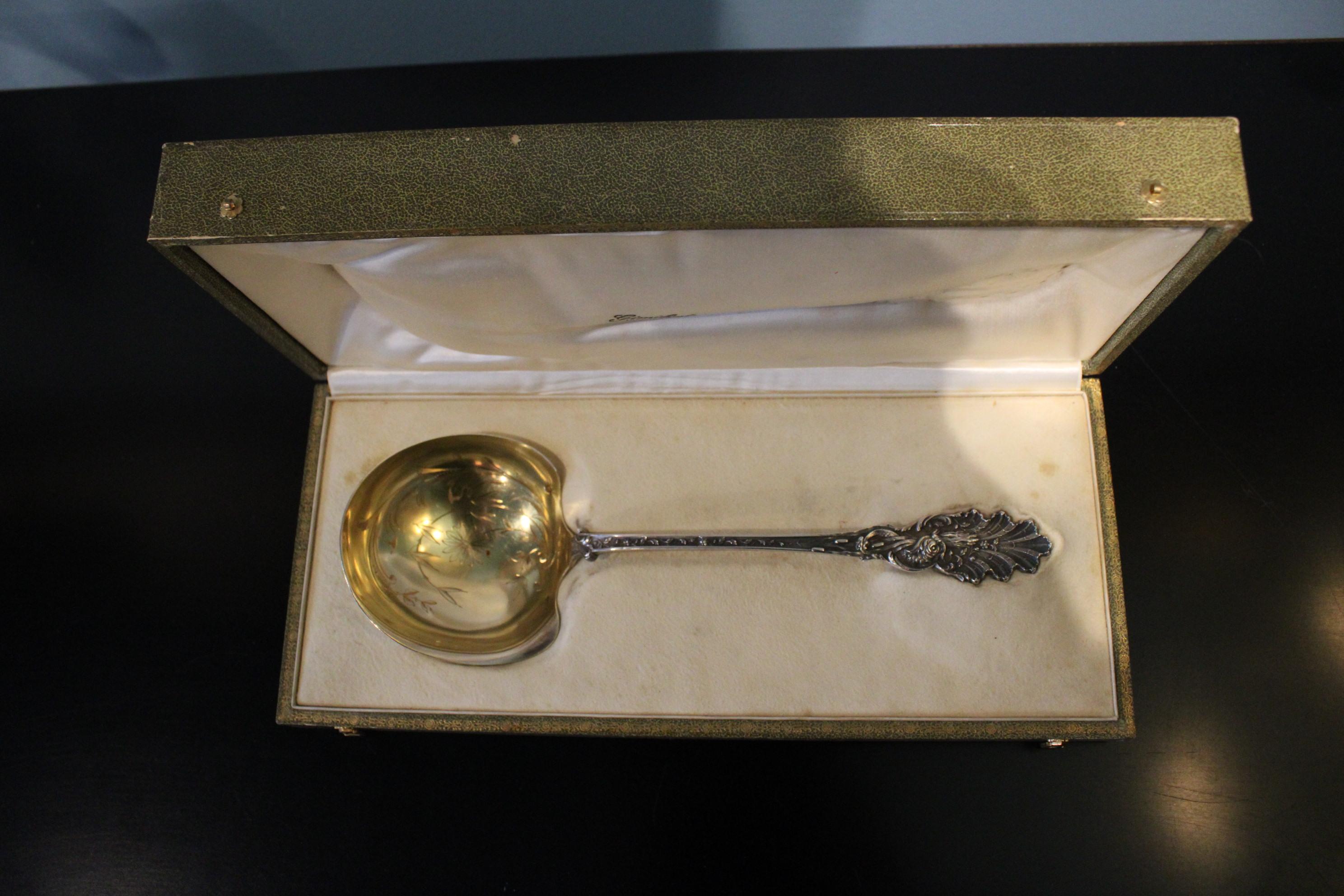 Silverware ladle, 19th century.
Hallmark Minerva.
Box dimensions : 30 x 13 x 6 cm
Ladle dimensiosn : 24.5 x 8.5 x 3.5 cm.

​​​​​​​Weight : 114 g