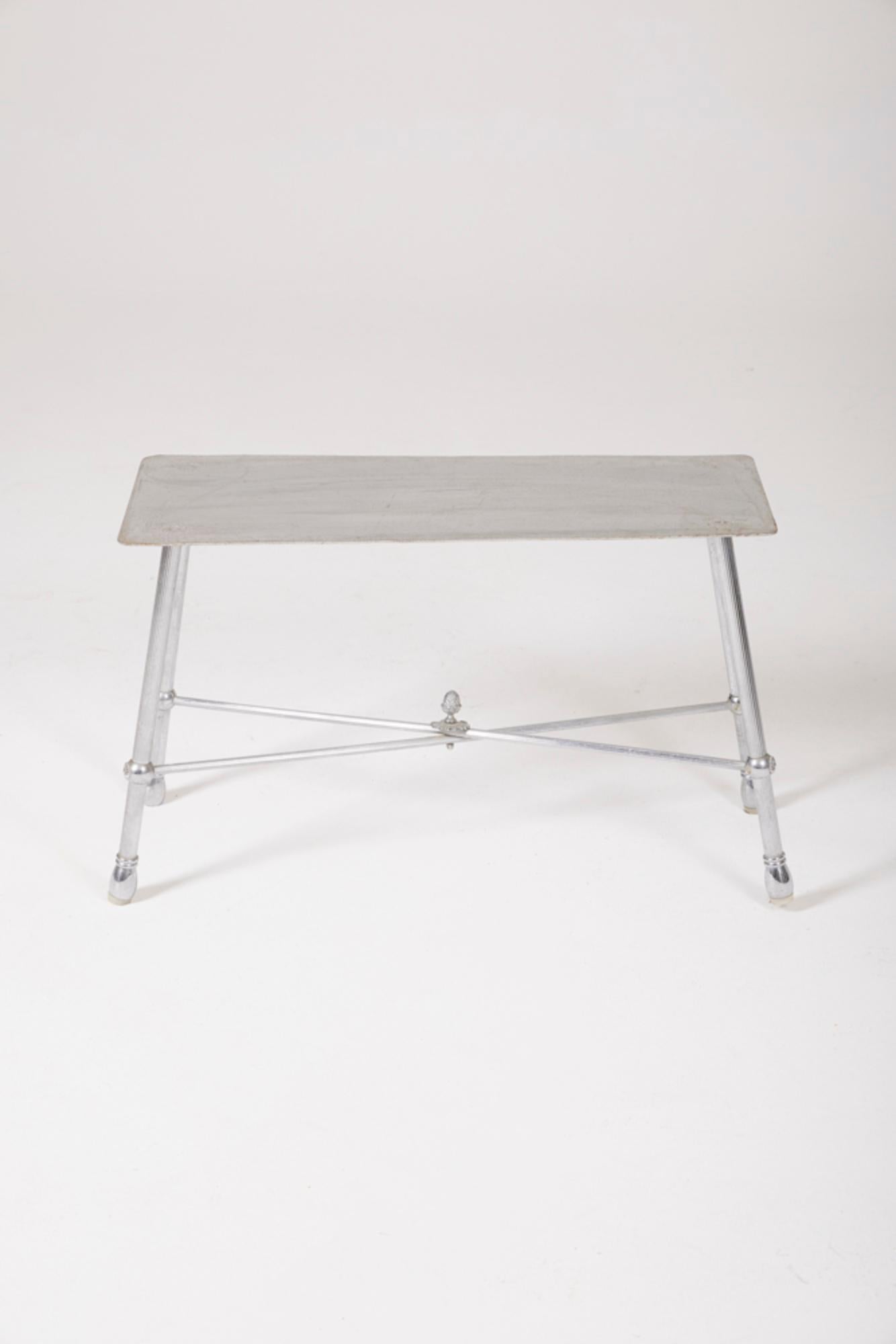 Banc d'appoint en métal argenté en bon état. Quelques petites traces d'usure sont à noter, ajoutant de l'authenticité à ce meuble.
LP1760
