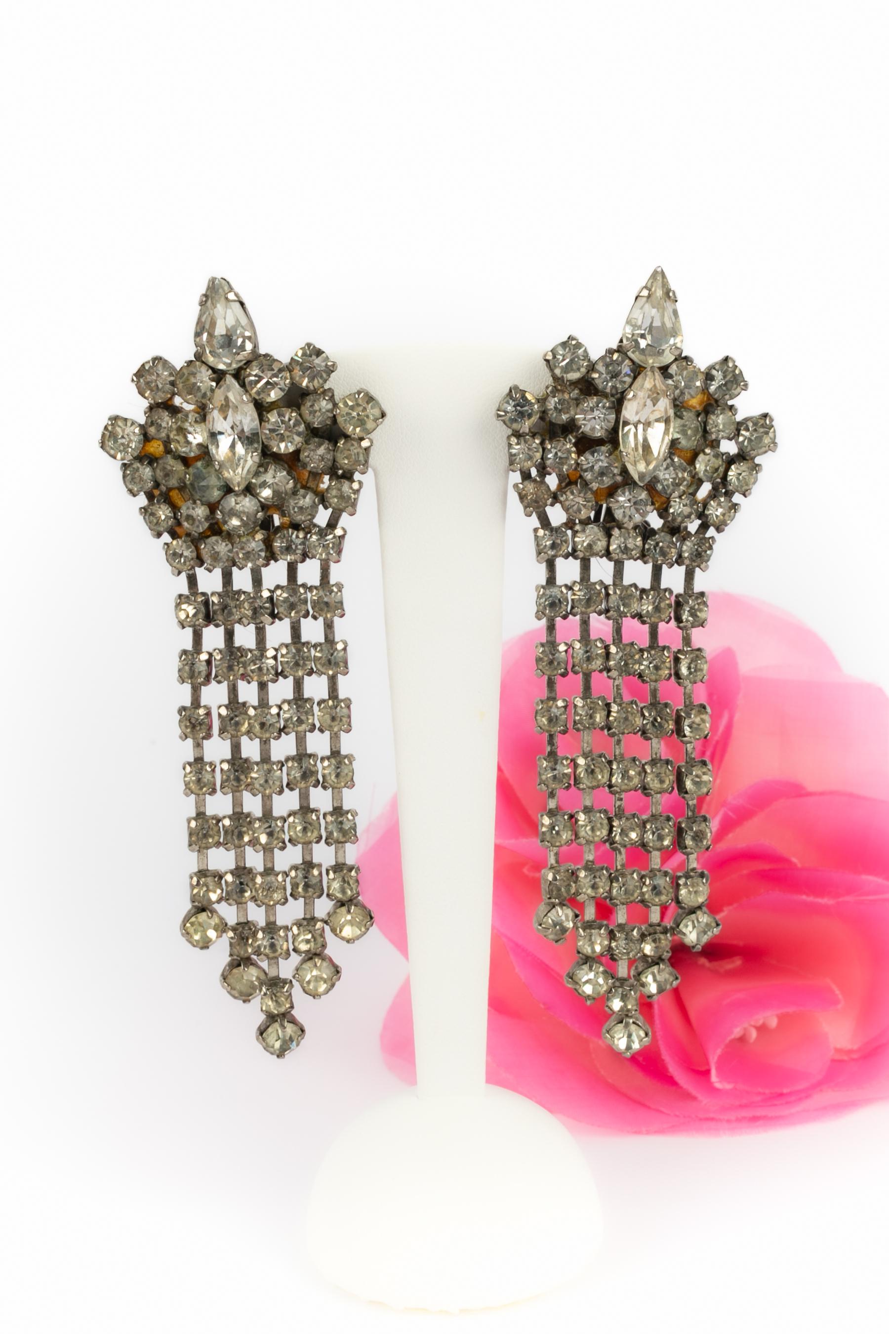 SCONOSCIUTO - Orecchini a clip in metallo argentato ornati di strass.

Condizioni:
Ottime condizioni

Dimensioni:
Lunghezza: 10,5 cm

SKU:BO431