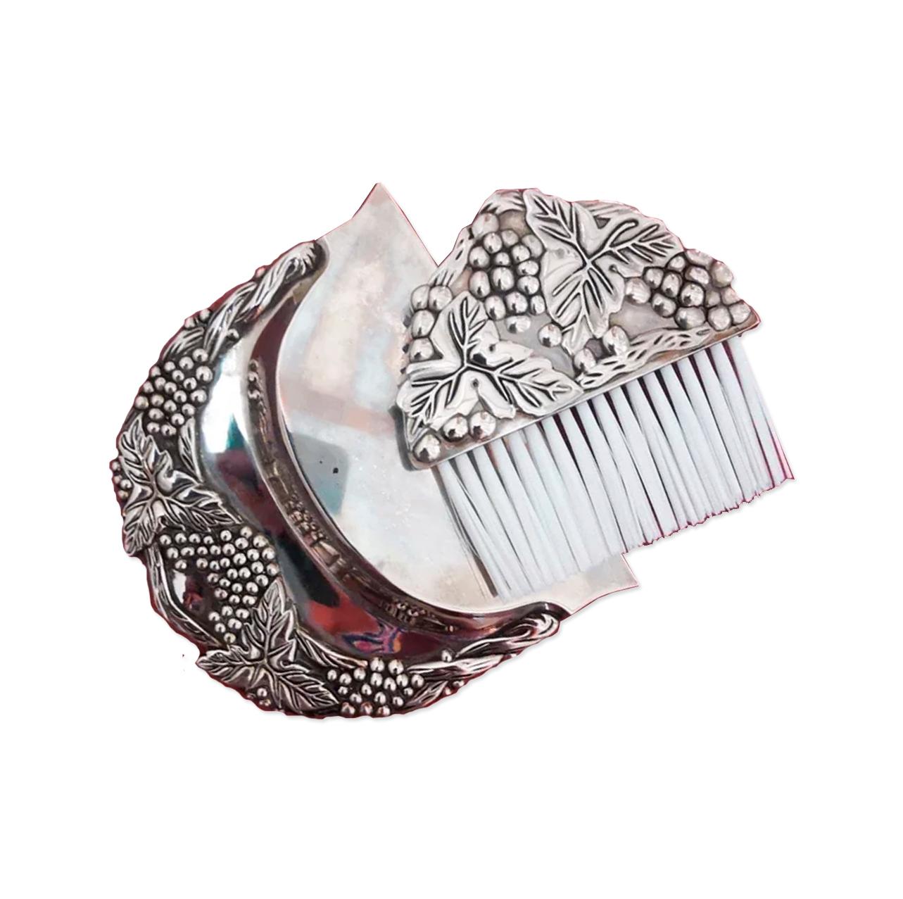 silvery filigree crumb catcher with bunches of grapes and vine leaves

Beautiful crumb catcher for autumn and harvest times

We have other accessories such as tray napkin holders with the same decorative motifs

silvery crumb catcher.