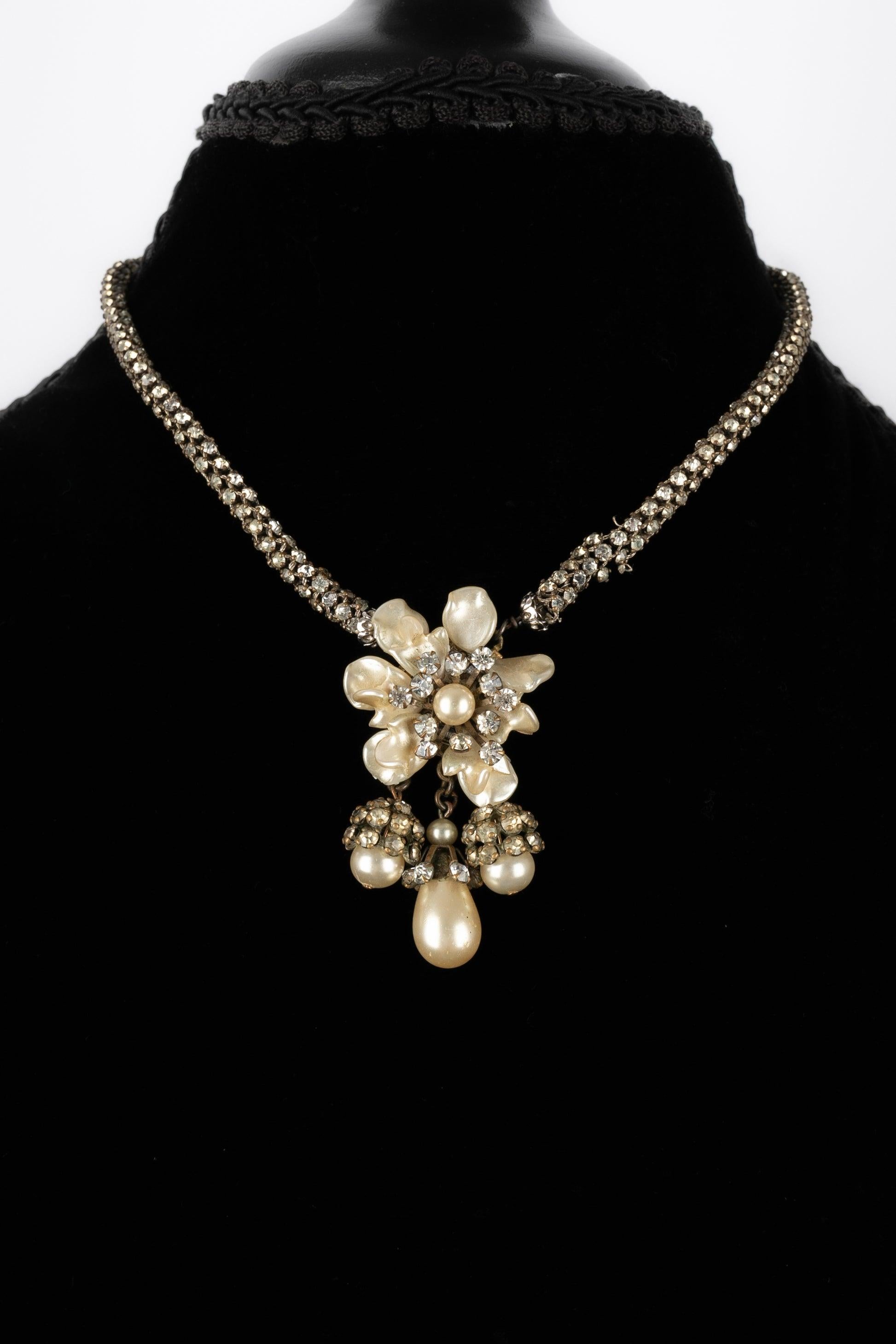 Silvery Flower Necklace with Rhinestones and Pearly Flower In Good Condition For Sale In SAINT-OUEN-SUR-SEINE, FR