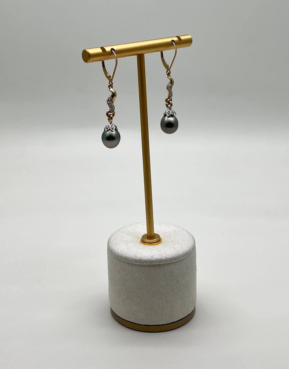Contemporary Silvery Grey Black Tahitian Pearl 14K Yellow Gold Diamond Drop Dangle Earrings For Sale
