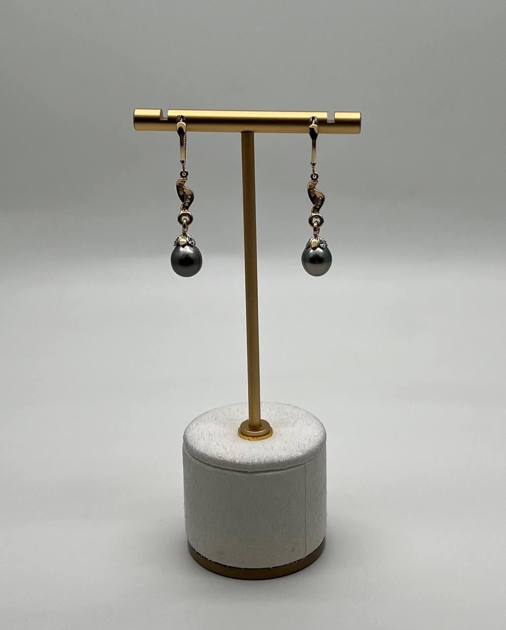 Silvery Grey Black Tahitian Pearl 14K Yellow Gold Diamond Drop Dangle Earrings In New Condition For Sale In Oakton, VA