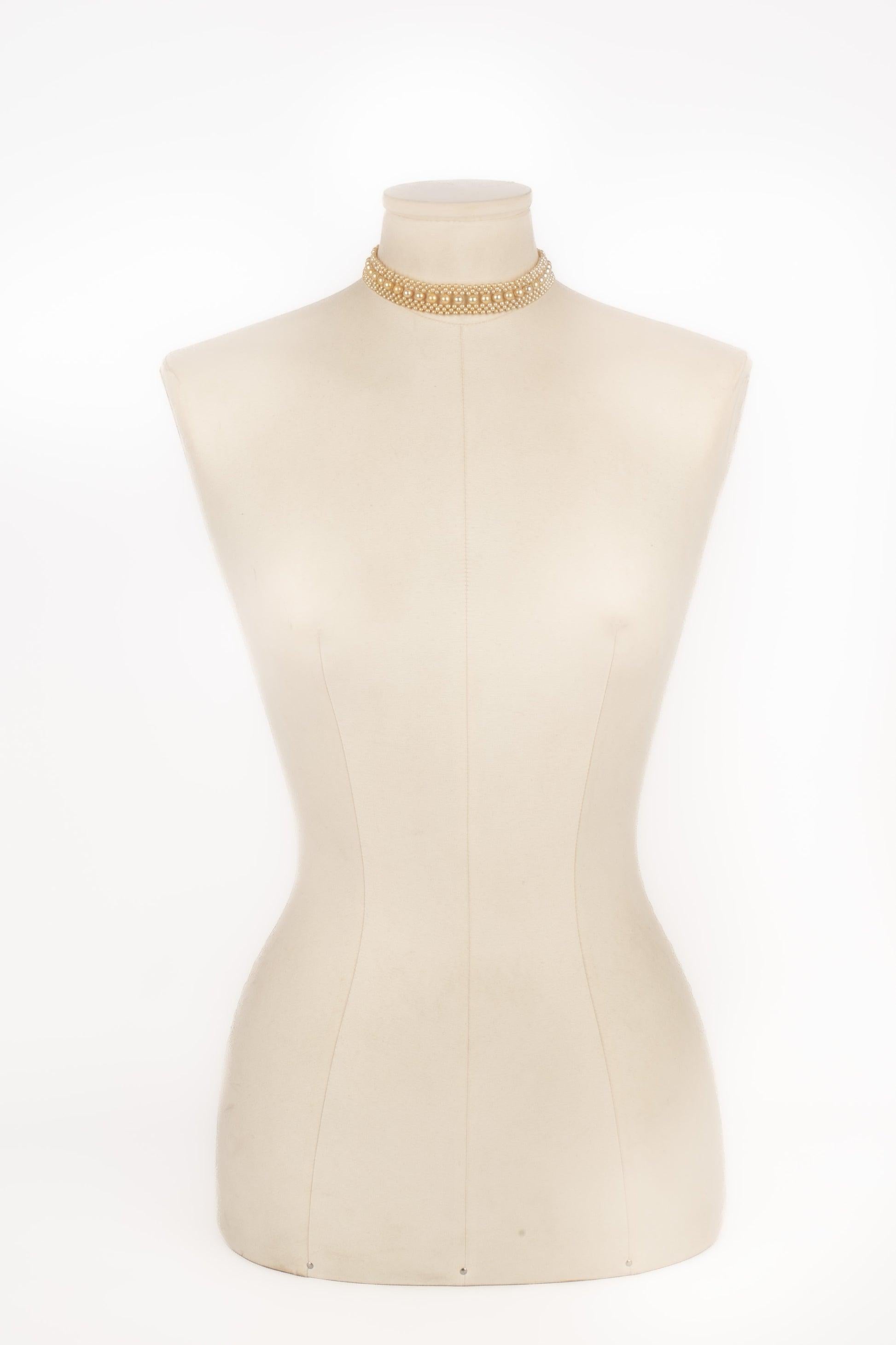 Silvery metal and costume pearl choker necklace from the 1920s.

Additional information:
Condition: Very good condition
Dimensions: Length: from 32 cm to 37 cm

Seller Reference: BC68