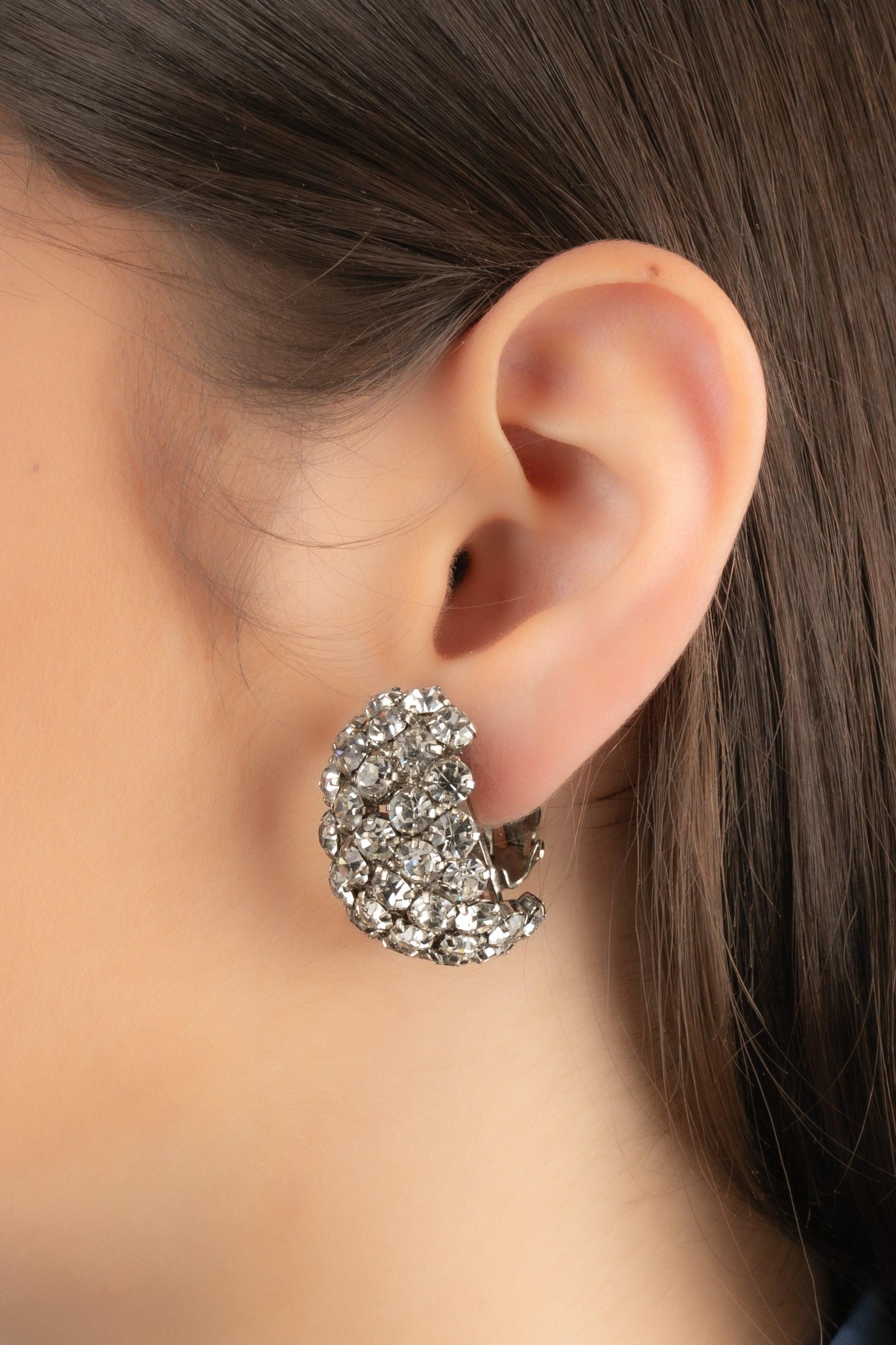 Silvery metal clip-on earrings ornamented with rhinestones. Jewelry from the 1970s.

Additional information:
Condition: Very good condition
Dimensions: 3.2 cm x 2 cm
Period: 20th Century

Seller Reference: BO345