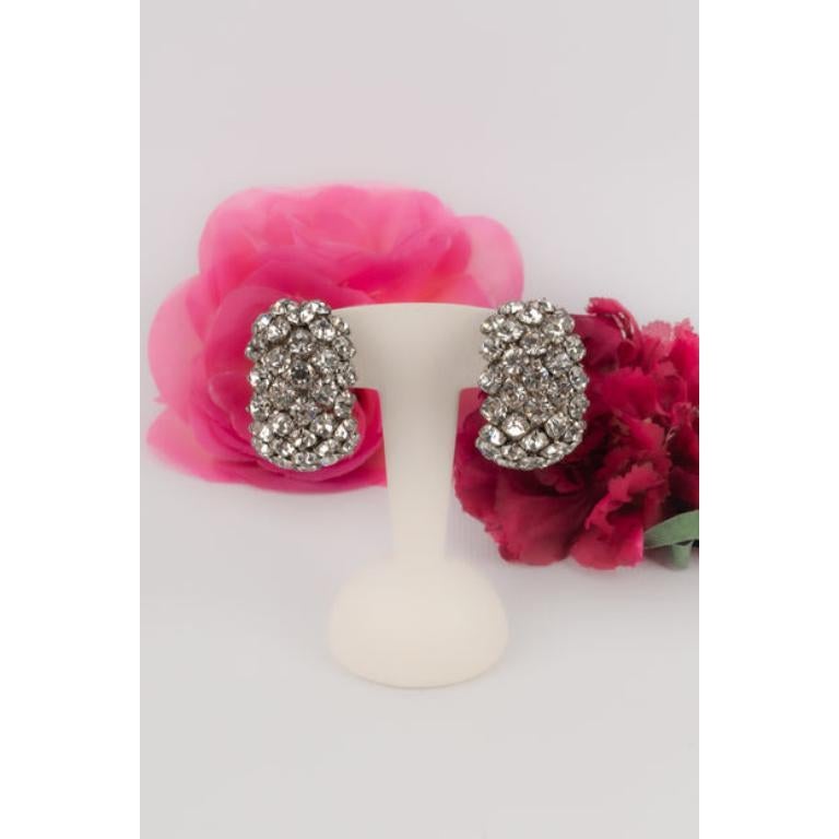 Silvery Metal Clip-on Rhinestone Earrings, 1970s For Sale 2