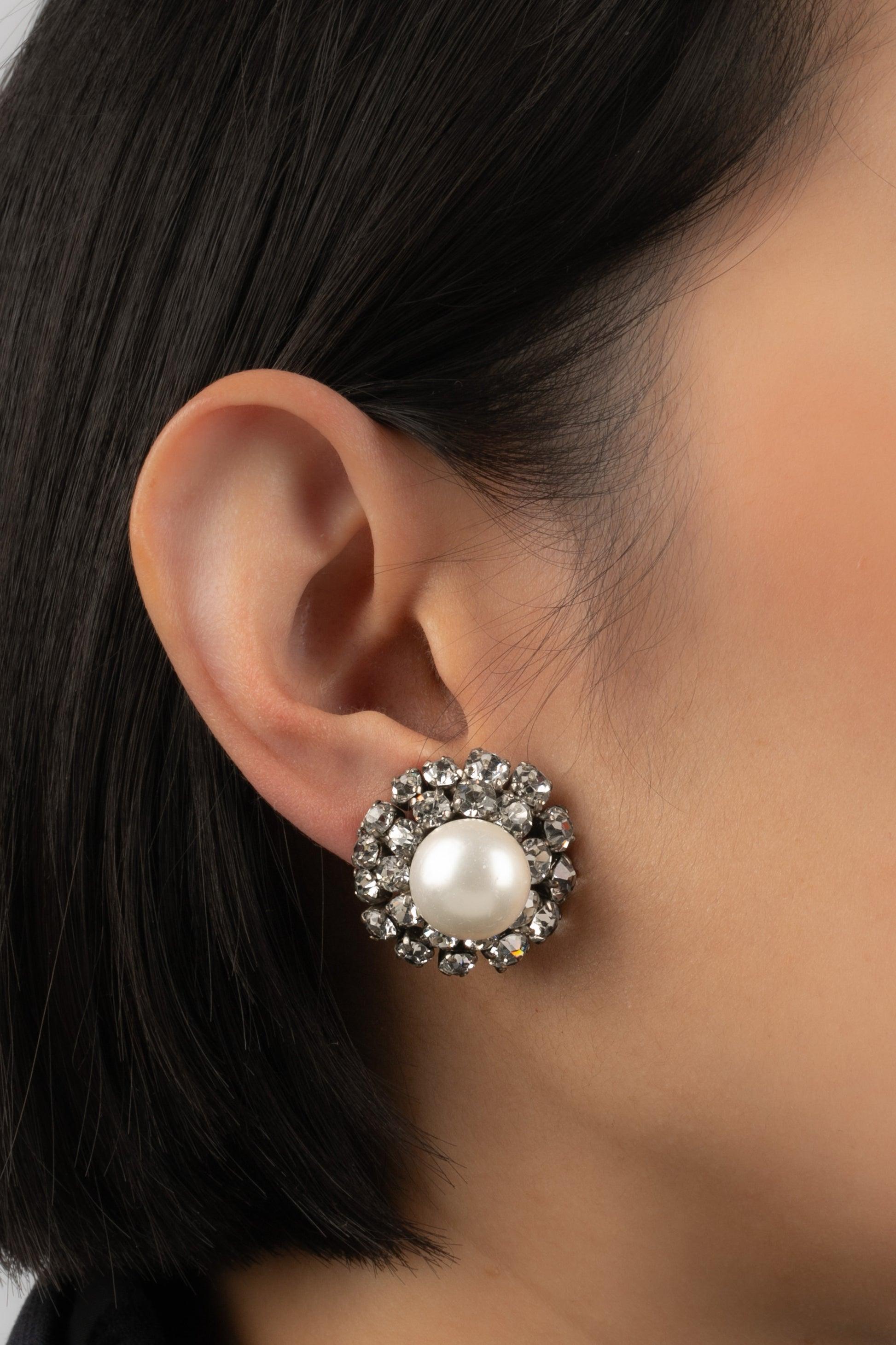 Orecchini in metallo argentato ornati da strass e da un cabochon perlato centrale. Da segnalare un inconveniente sul materiale perlato.

Informazioni aggiuntive:
Condizioni: Buone condizioni
Dimensioni: Altezza: 2,8 cm

Riferimento del venditore: