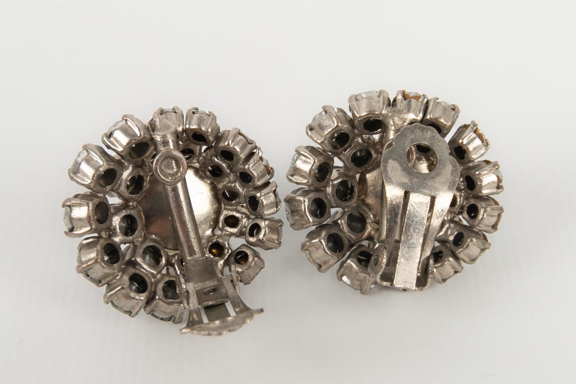 Orecchini in metallo argentato ornati con strass in vendita 1