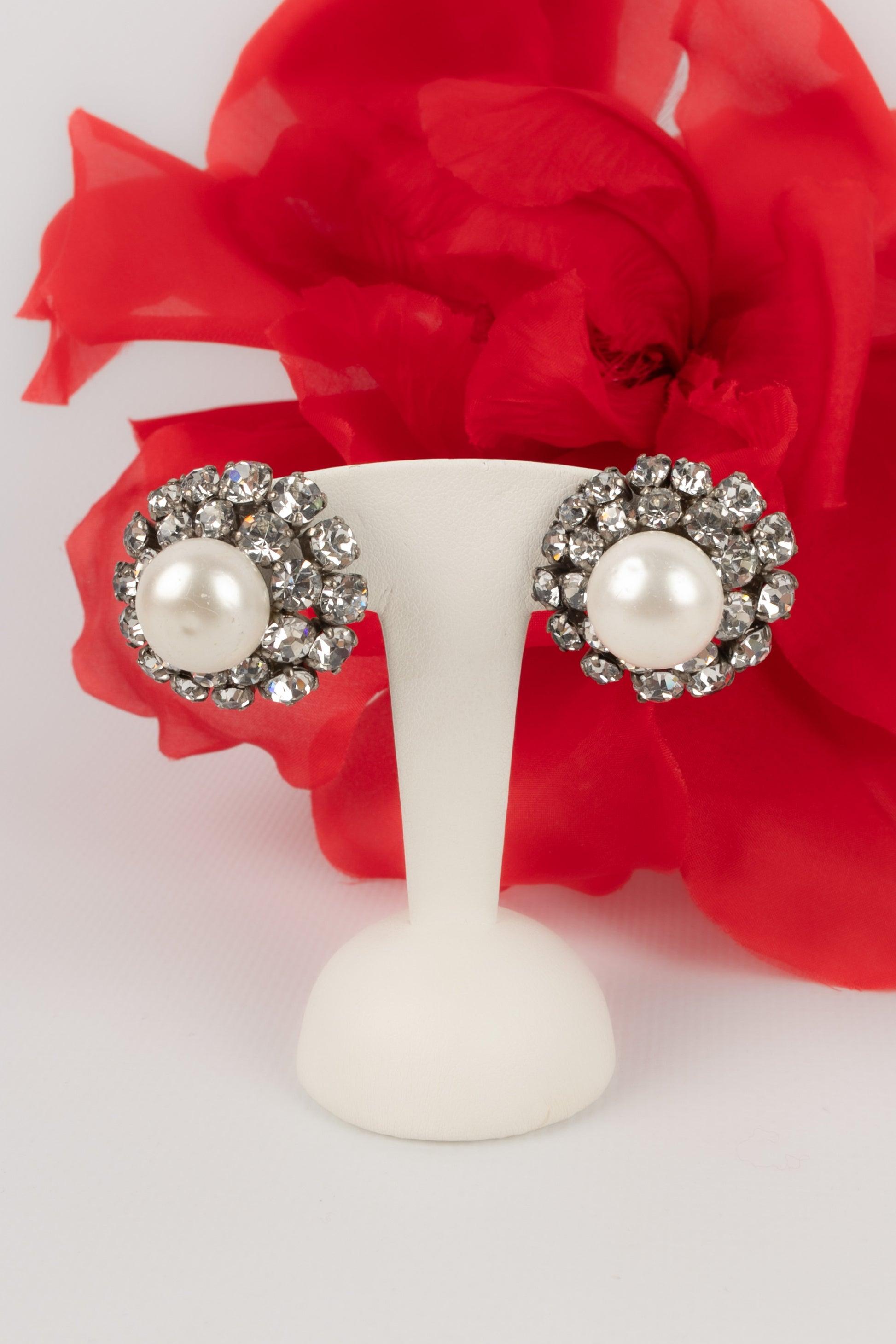Orecchini in metallo argentato ornati con strass in vendita 2