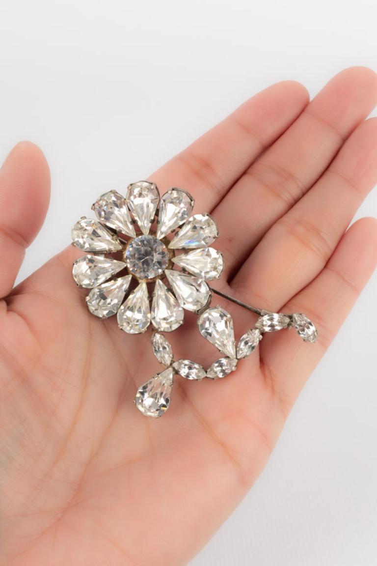 Silvery metal vintage brooch with rhinestones representing a flower.

Additional information: 
Condition: Very good condition
Dimensions: 6 cm x 5 cm

Seller Reference: BR137