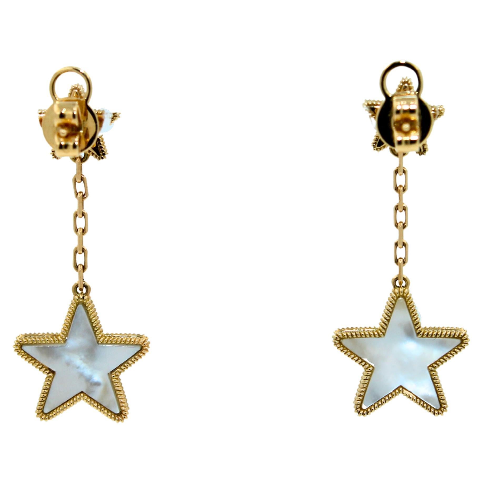 Boucles d'oreilles en or 18K perle blanche argentée étoile galaxie constellation céleste Zodiac
Or jaune 18K
Pierres précieuses en cabochon de nacre blanc argenté en forme d'étoile unique, taillées à la main