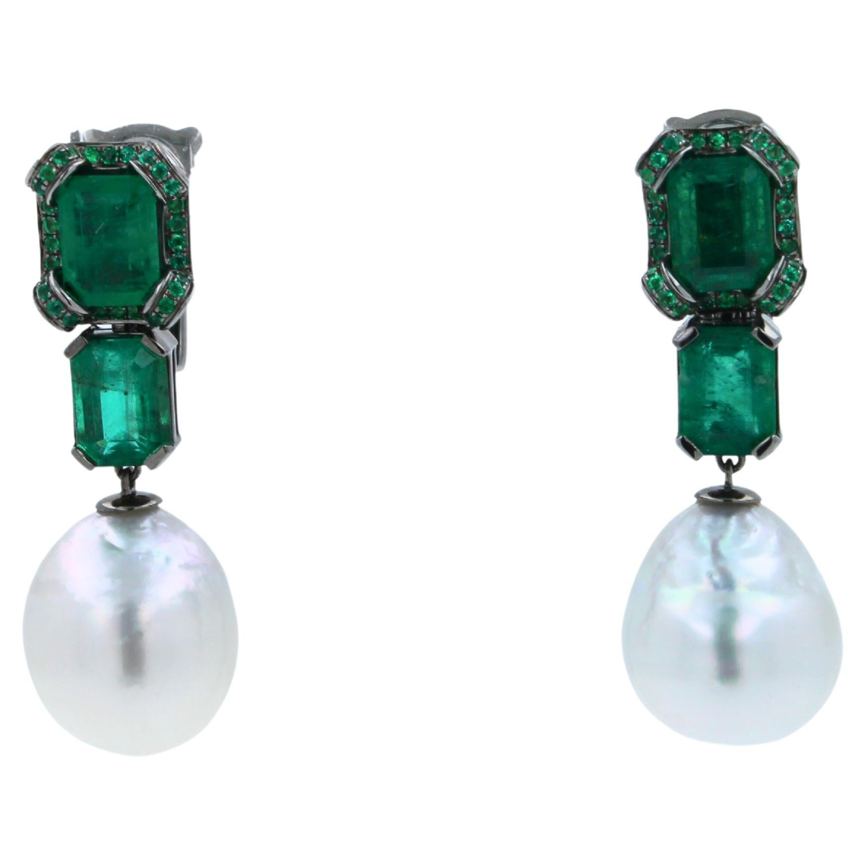 Silvery White South Sea Pearl Drop Emerald Pave 18K White Black Gold Earrings
18 Karat Solid White Gold + Black Rhodium Layered Plating
AAA Quality Extremely Beautiful, Captivating Pearls
High-End, Luxury Crafting & Finish
15.50 mm x 12.50 mm