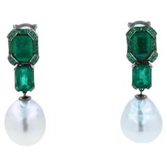 Boucles d'oreilles en or blanc 18 carats avec perles des mers du Sud blanches argentées et pavés d'émeraudes