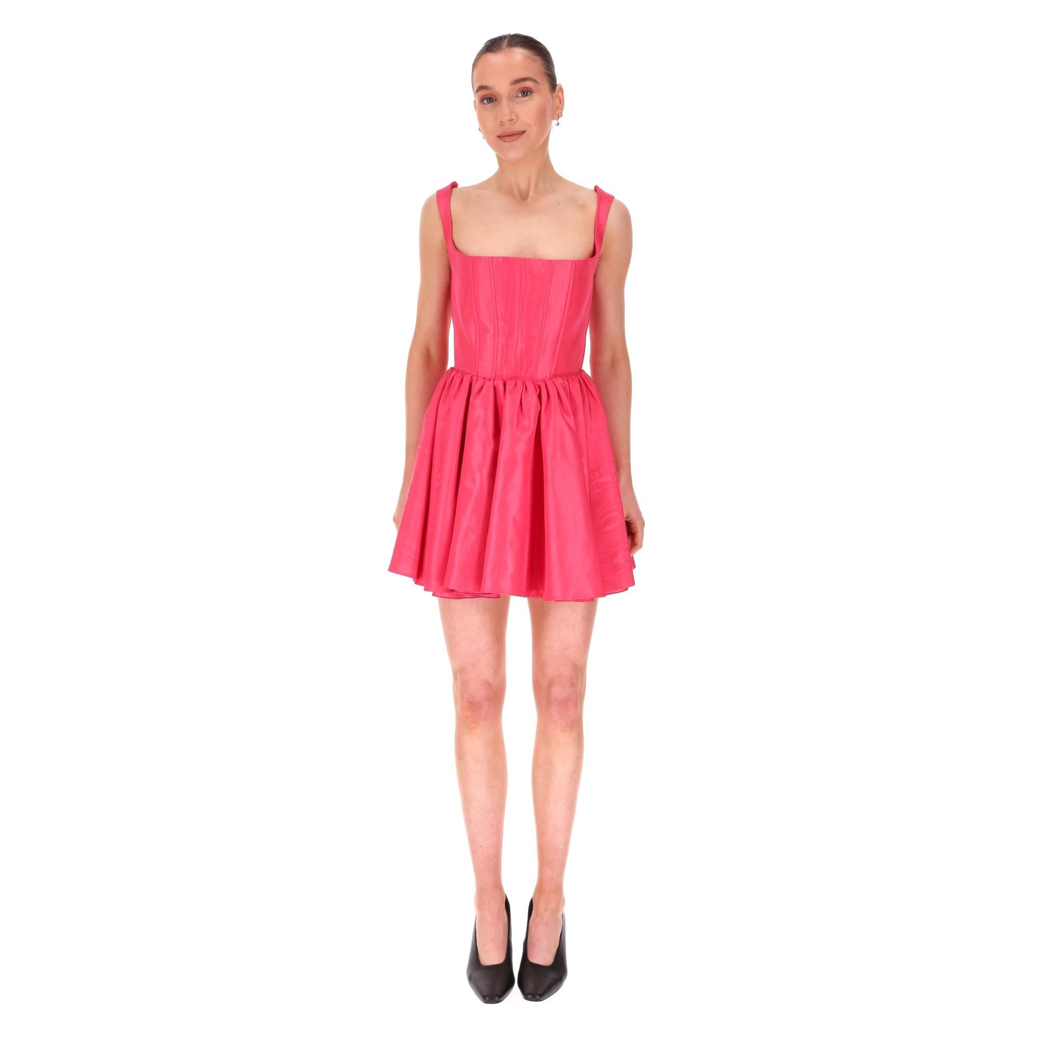 Silvia Astore Puffy Skirt Sleeveless Dress

Pink 'Annie' mini dress with sleeveless, corset-inspired bodice and square neckline.

Featuring puffy skirt and zip fastening to rear. Rrp Approx. £700

Size – 42IT

Condition – Excellent

Composition –