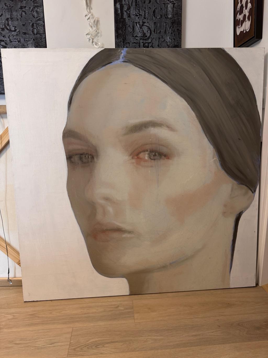Bianca Mia von Silvia Berton ist ein ergreifend schönes, figuratives Originalgemälde, das das empfindliche Gleichgewicht zwischen Realismus und Abstraktion einfängt. Das Kunstwerk zeigt das Porträt einer Frau in Nahaufnahme, deren Blick subtil und