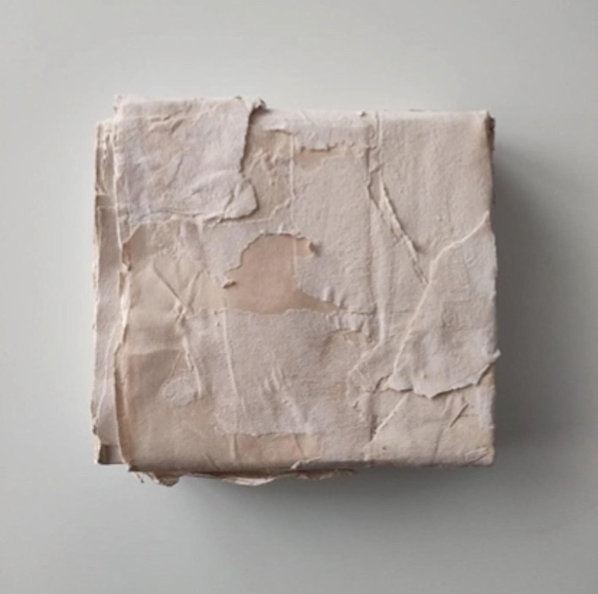 Composición de papel con textura cruda y minimalista en blanco, 2024 - "Carte Mute I" (Carta Muda I)