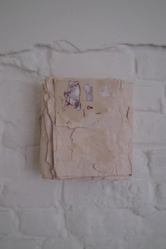 Rohe minimalistische Komposition aus strukturiertem Papier in Weiß, 2024 – „Carte Mute II“