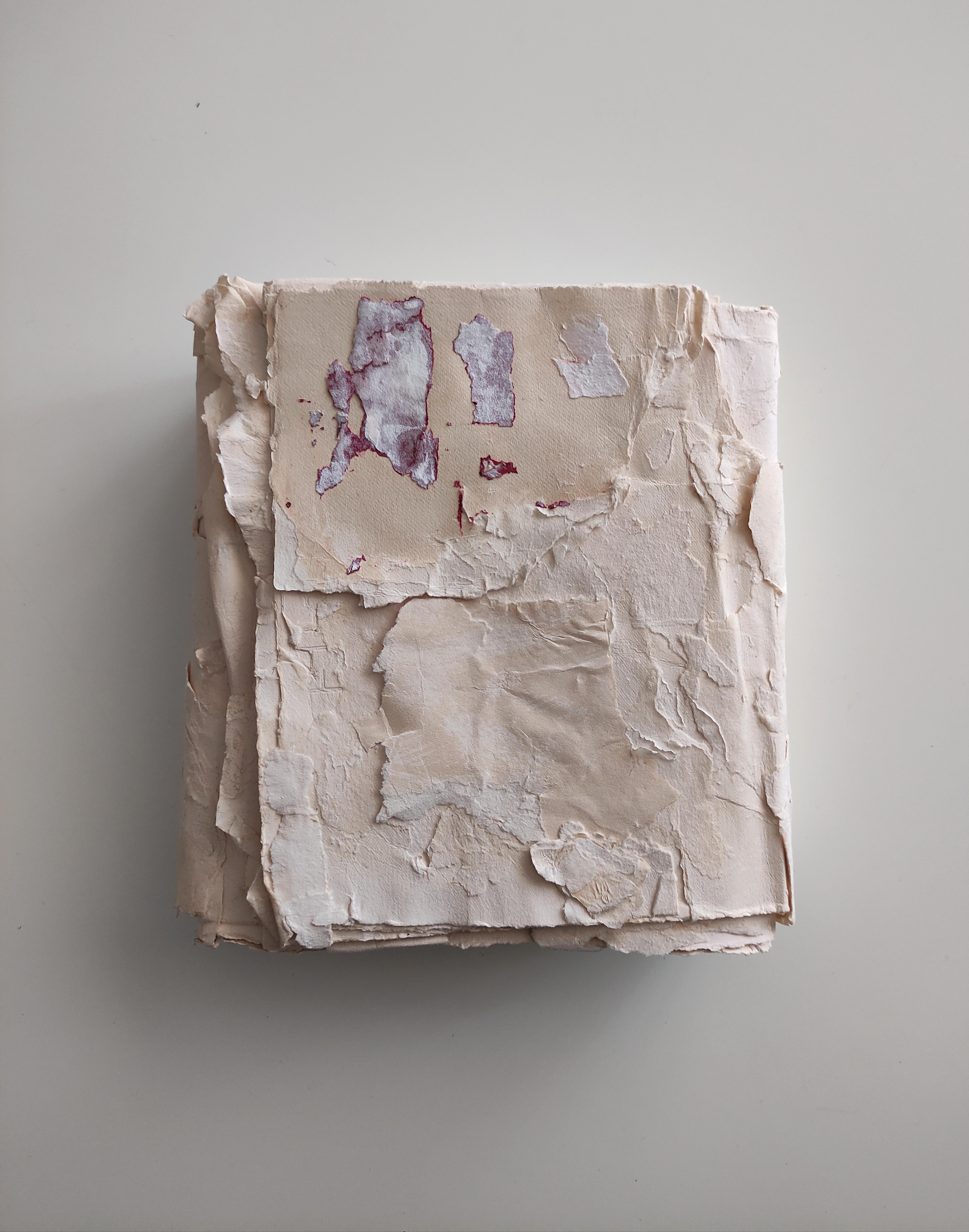 Composición de papel con textura cruda y minimalista en blanco, 2024 - "Carte Mute II" (Carta Muda II)