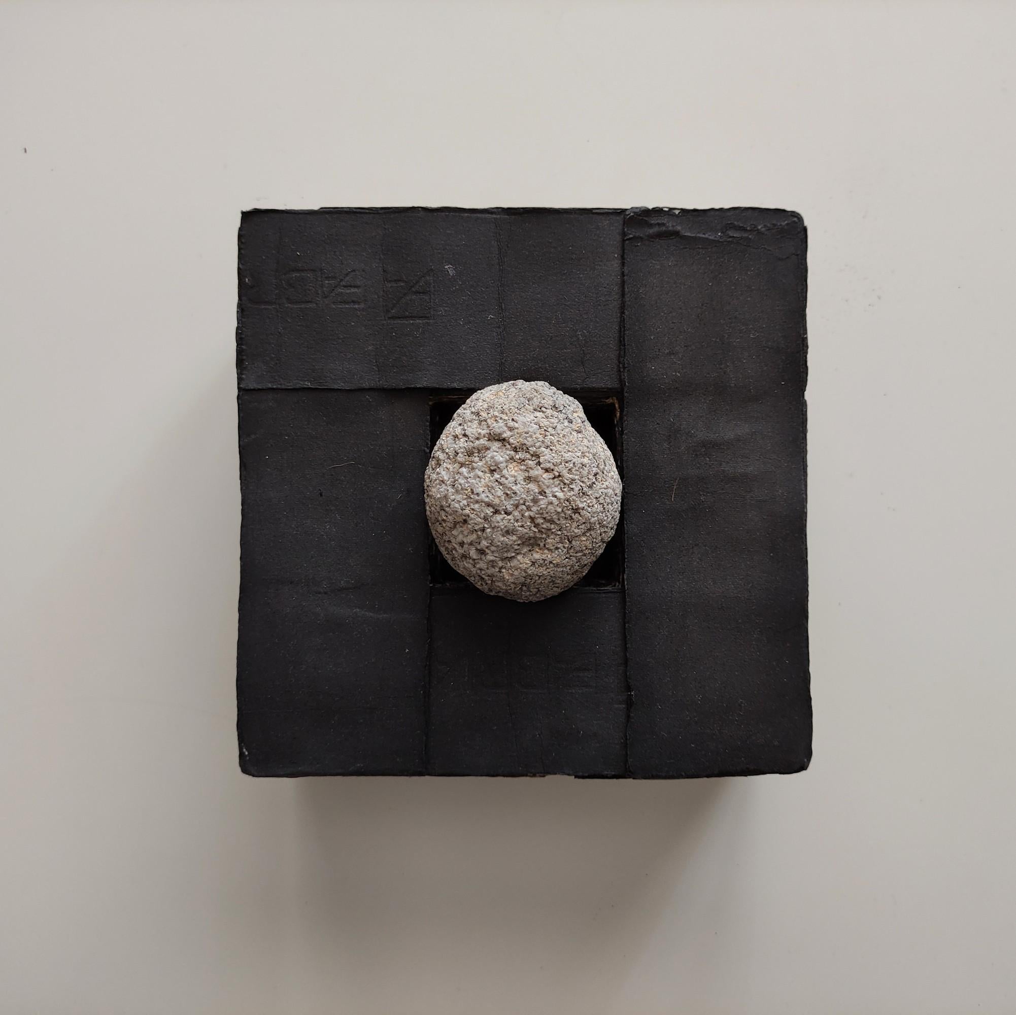 Lavoro di carta nera minimalista con una pietra, Silvia de Marchi - Mixed Media Art di Silvia De Marchi