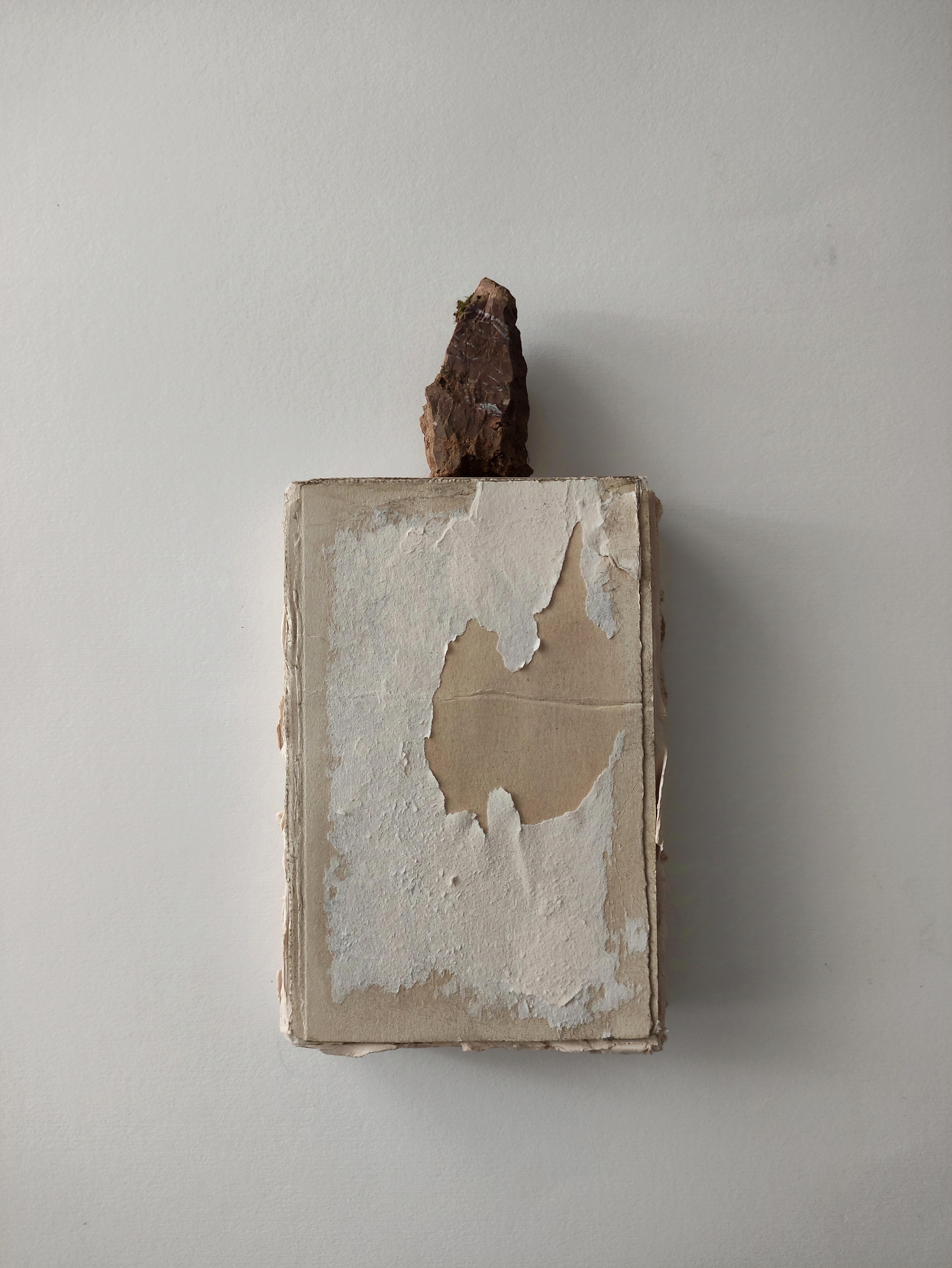 Minimalistische Arbeiten aus weißem Papier mit Stein, 2024 - 'Montagne Acque Rocce 01'