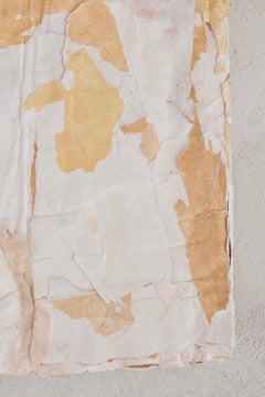 Relieve abstracto minimalista con textura para pared, realizado en papel artesanal, yeso y materiales naturales