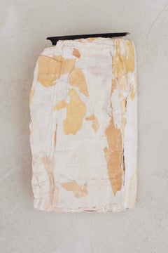 Relieve abstracto minimalista con textura para pared, realizado en papel artesanal, yeso y materiales naturales