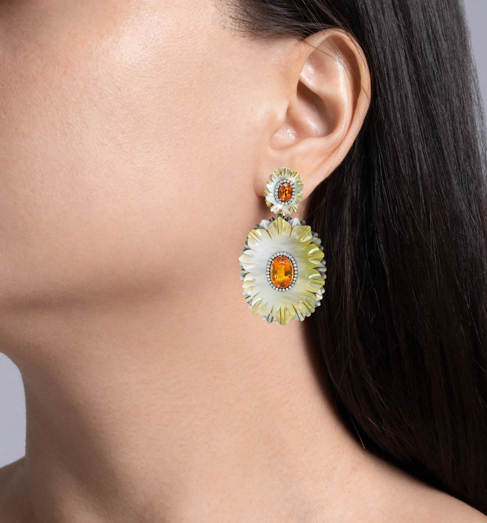 Silvia Furmanovich Pendientes de oro blanco de 18 quilates con madreperla, citrino y flor de diamantes 
Engastado con 4 Citrinos de forma ovalada; el peso total estimado es de 15,22 quilates.
Los citrinos están acentuados con pequeños diamantes