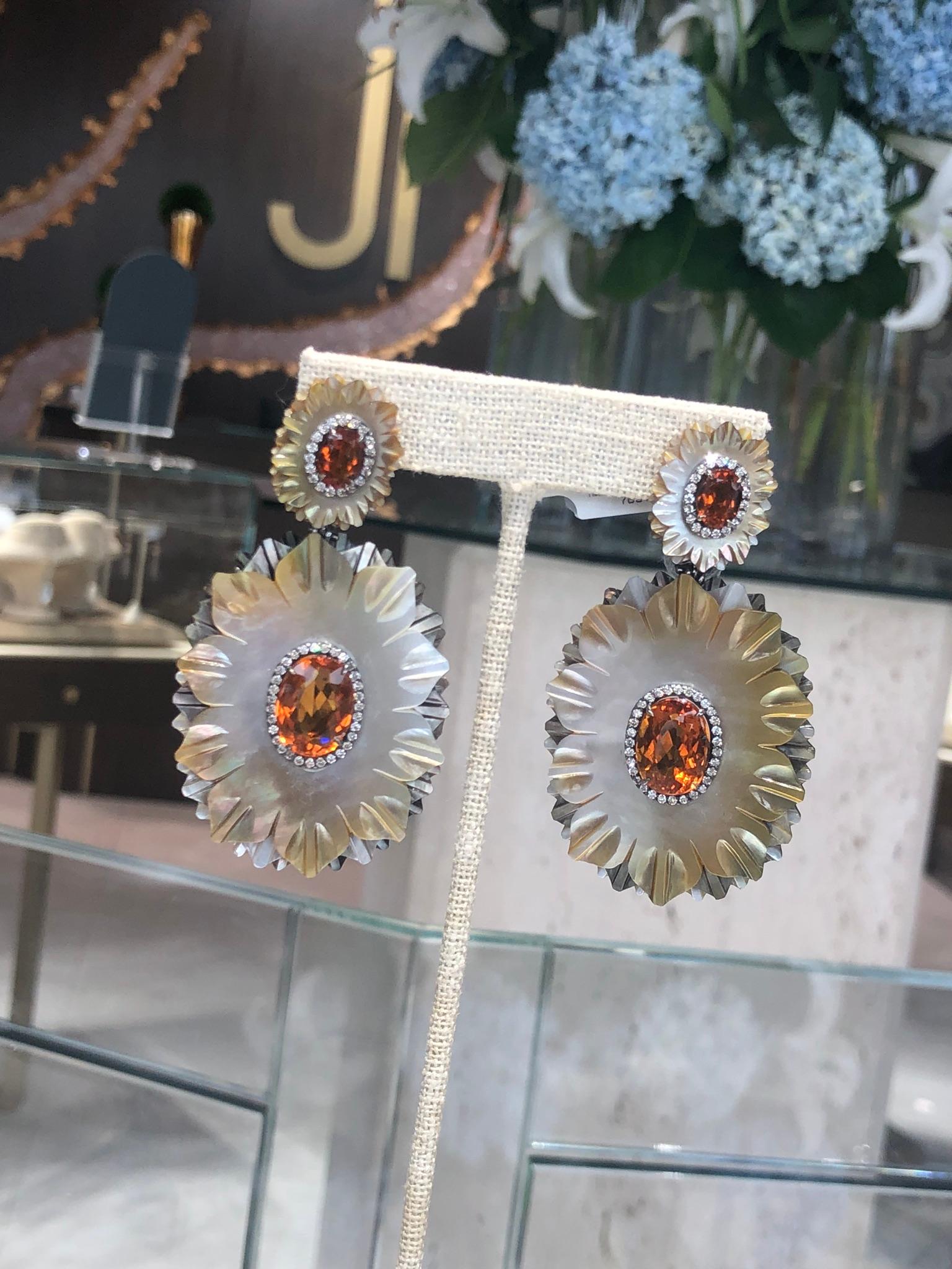 Silvia Furmanovich, boucles d'oreilles fleur en or blanc 18 carats, nacre, citrine et diamant Bon état - En vente à Boca Raton, FL